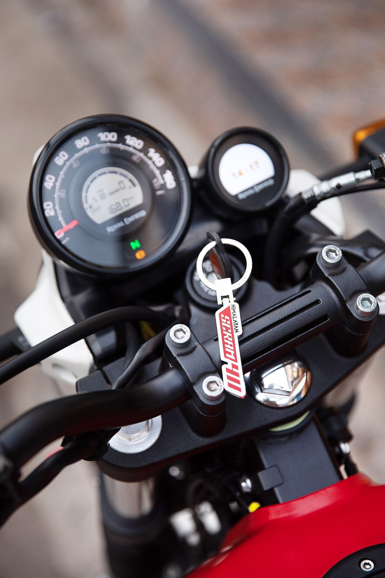 Royal Enfield Scram 411 acción 1