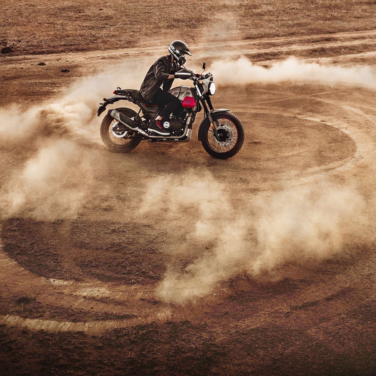 Royal Enfield Scram 411 acción 1 1