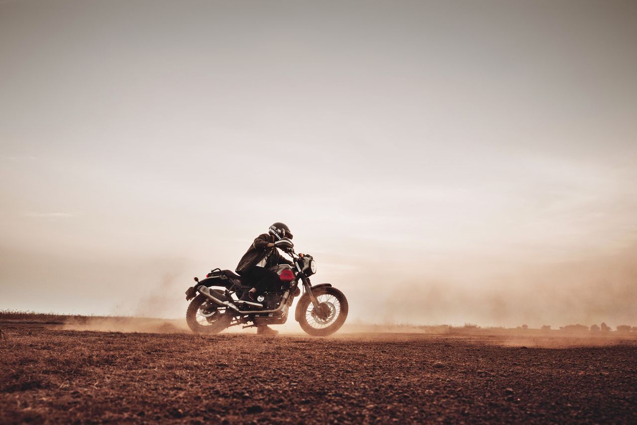 Royal Enfield Scram 411 acción 2