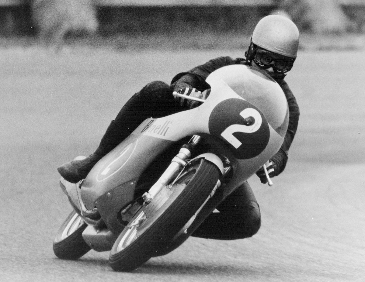 Renzo Pasolini en la carrera de 350 cc de 1970 con una Benelli. Fuente: Maurice Büla © FIM