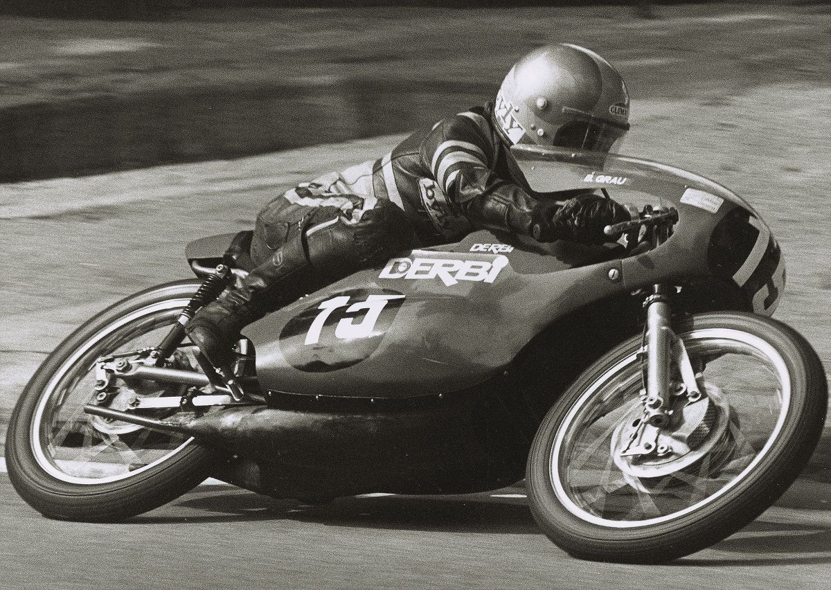 Min Grau en acción en un GP de 125 cc en 1974. Fuente: Maurice Büla © FIM