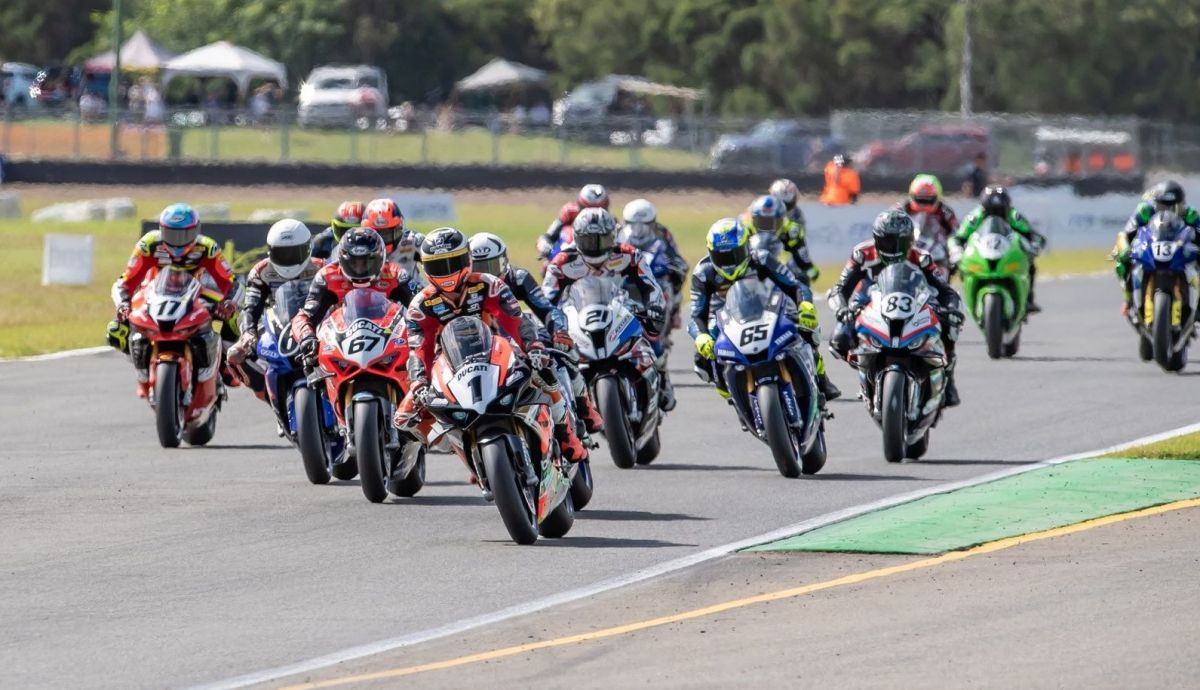 Wayne Maxwell cogía el mando en la salida de la primera carrera