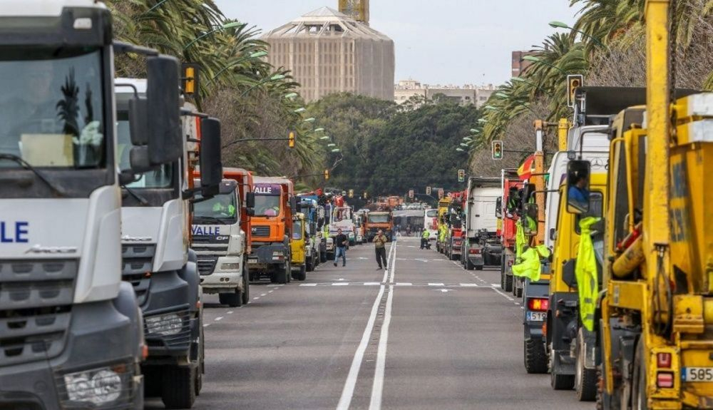 Fin a la huelga, acuerdo de Gobierno y transportistas, con 30 medidas y descuento de 20 céntimos Fin a la huelga, acuerdo de Gobierno y transportistas, con 30 medidas y descuento de 20 céntimos