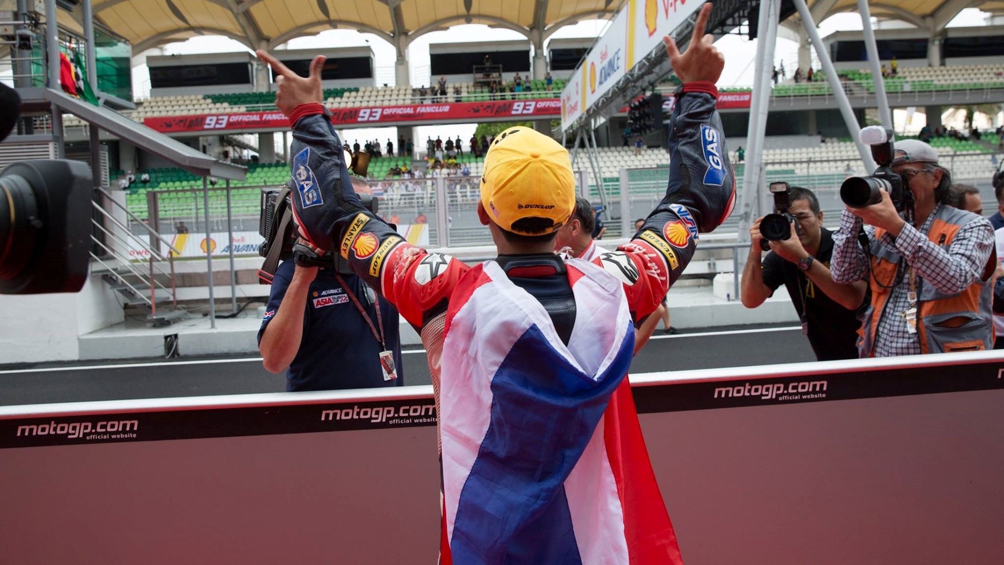 Somkiat Chantra envuelto en la bandera de Tailandia tras ganar la Asia Talent Cup 2016
