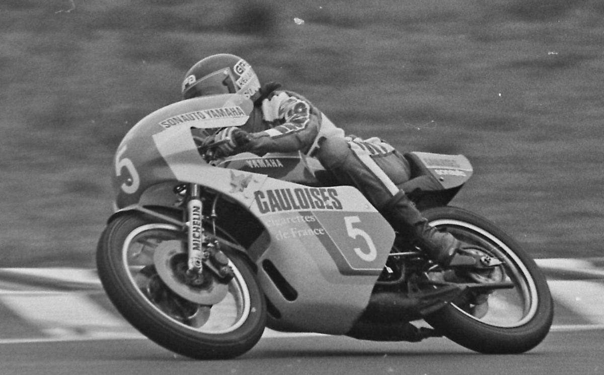 Imagen de Patrick Pons subido a su moto / Credit: Maurice Büla © FIM