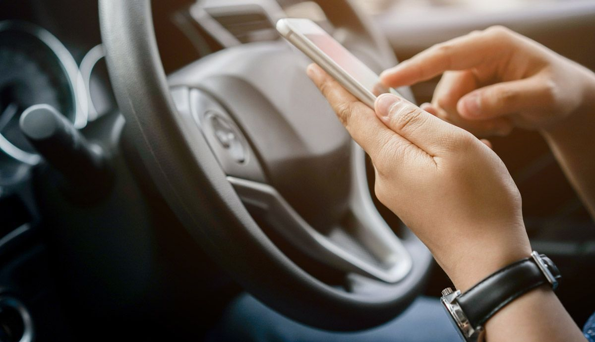 Estas son las situaciones en las que te pueden multar por usar el móvil mientras conduces. Foto: iStock. Estas son las situaciones en las que te pueden multar por usar el móvil mientras conduces. Foto: iStock.