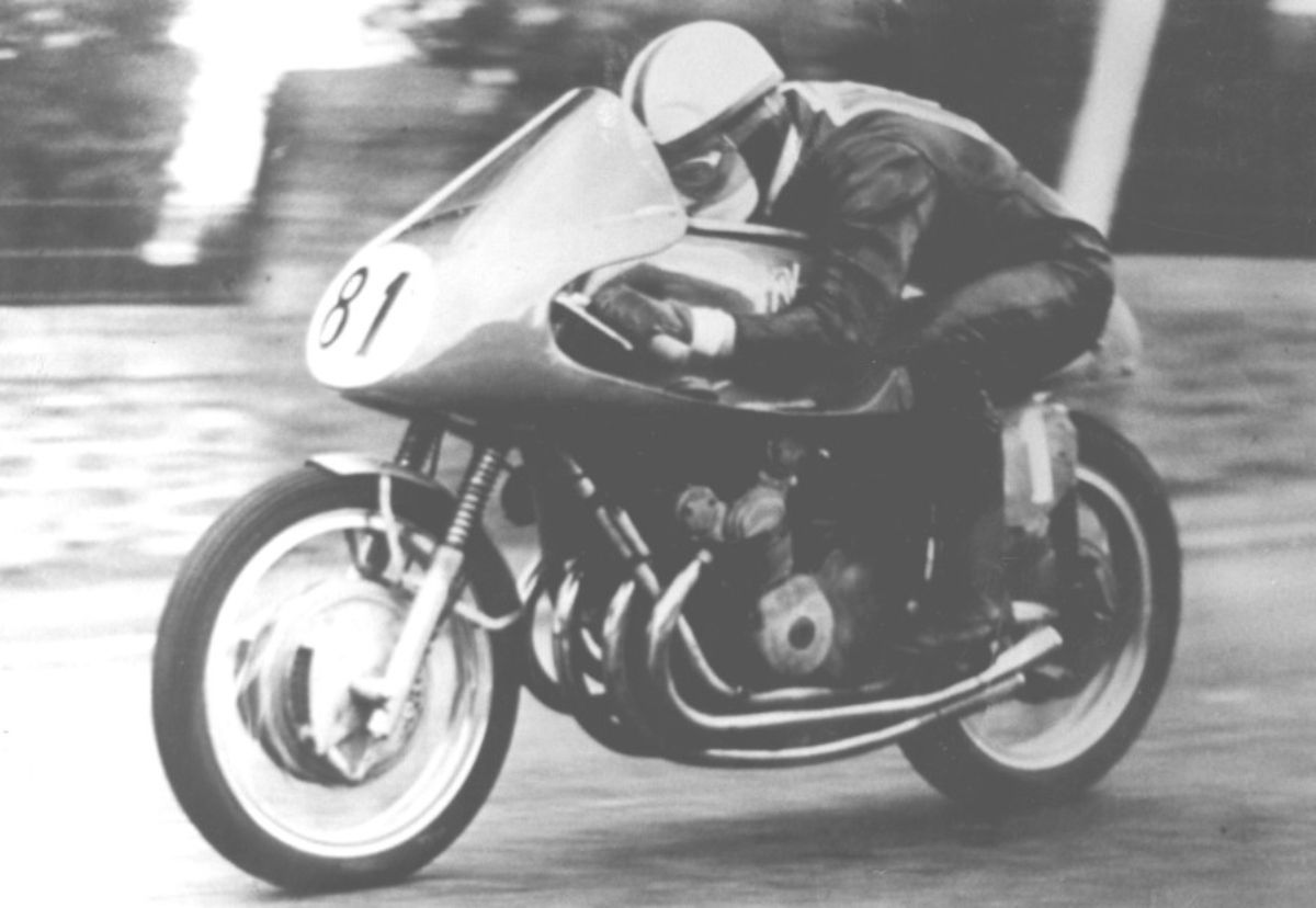 John Surtees a lomos de su motocicleta / Credit: Maurice Büla Collection © FIM