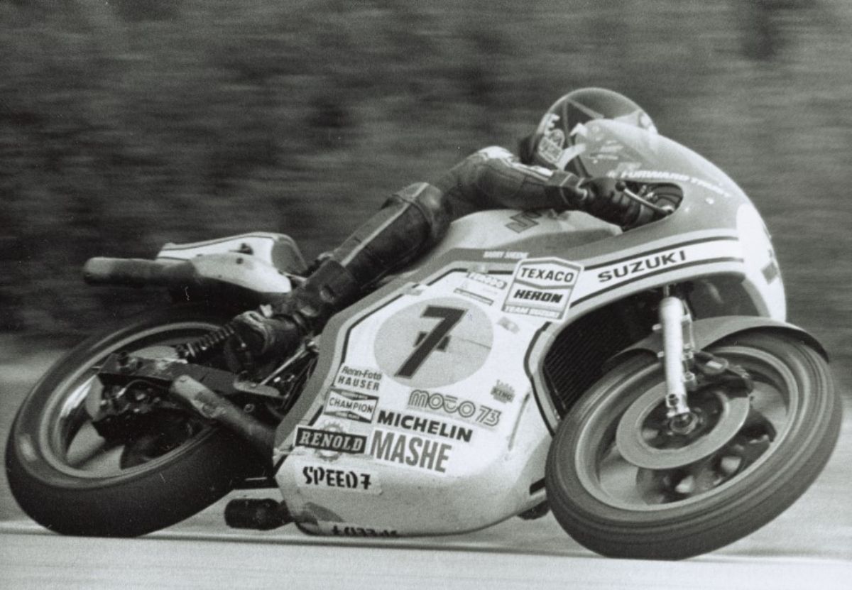Barry Sheene con su Suzuki con el número 7 / Credit: Maurice Büla © FIM