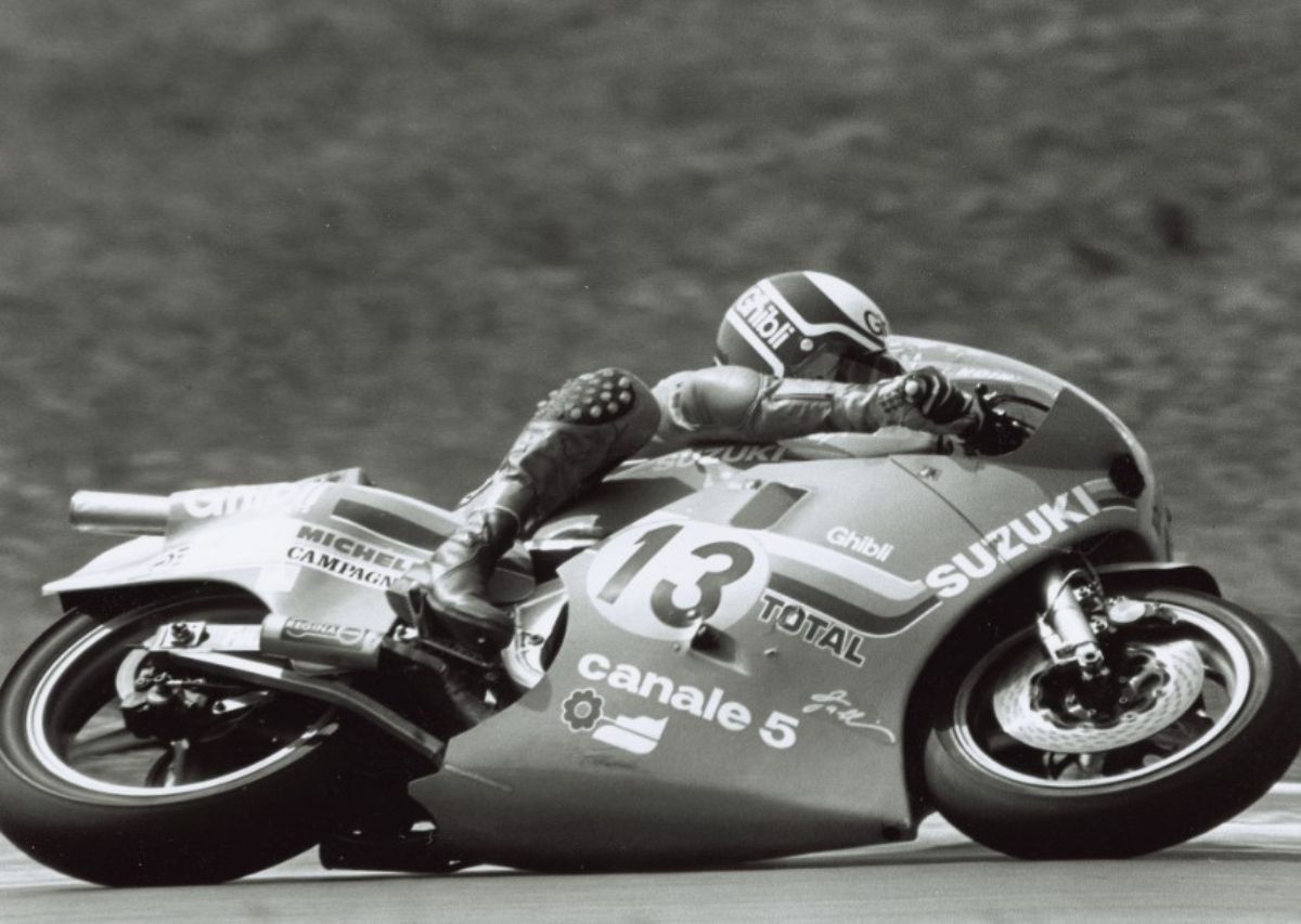 El piloto Franco Uncini sobre su motocicleta / Credit: Maurice Büla © FIM
