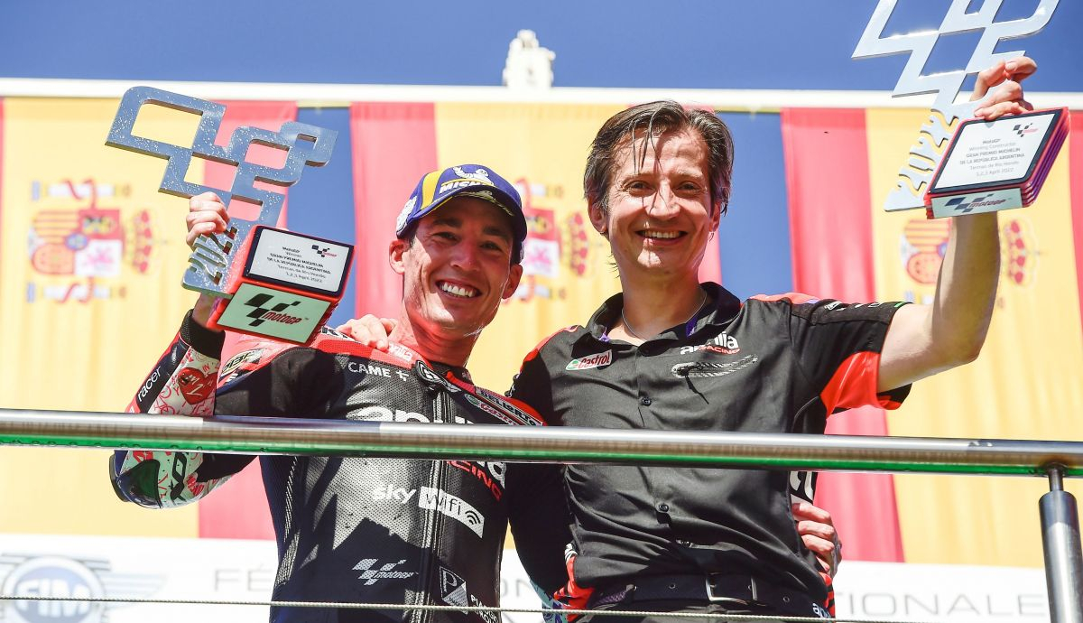 Aleix Espargaró y Massimo Rivola festejan el primer triunfo de Aprilia en MotoGP Aleix Espargaró y Massimo Rivola festejan el primer triunfo de Aprilia en MotoGP