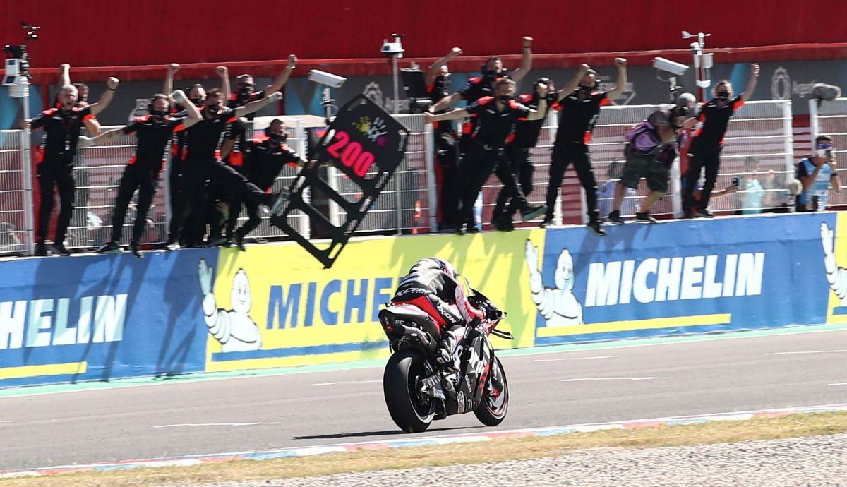 Aleix Espargaró cruza la meta en el delirio de Aprilia Aleix Espargaró cruza la meta en el delirio de Aprilia