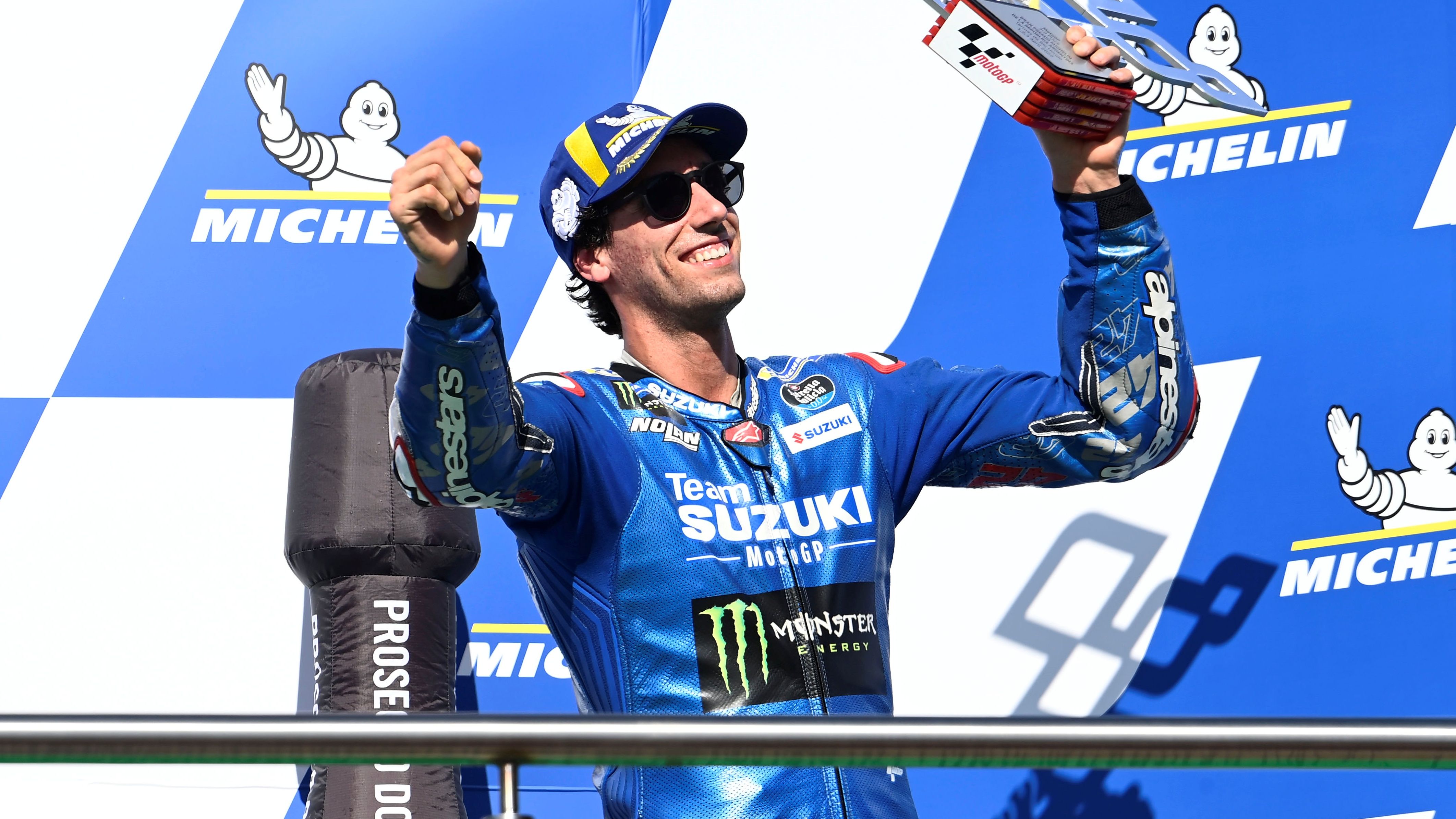 Álex Rins en el podio de MotoGP Argentina 2022