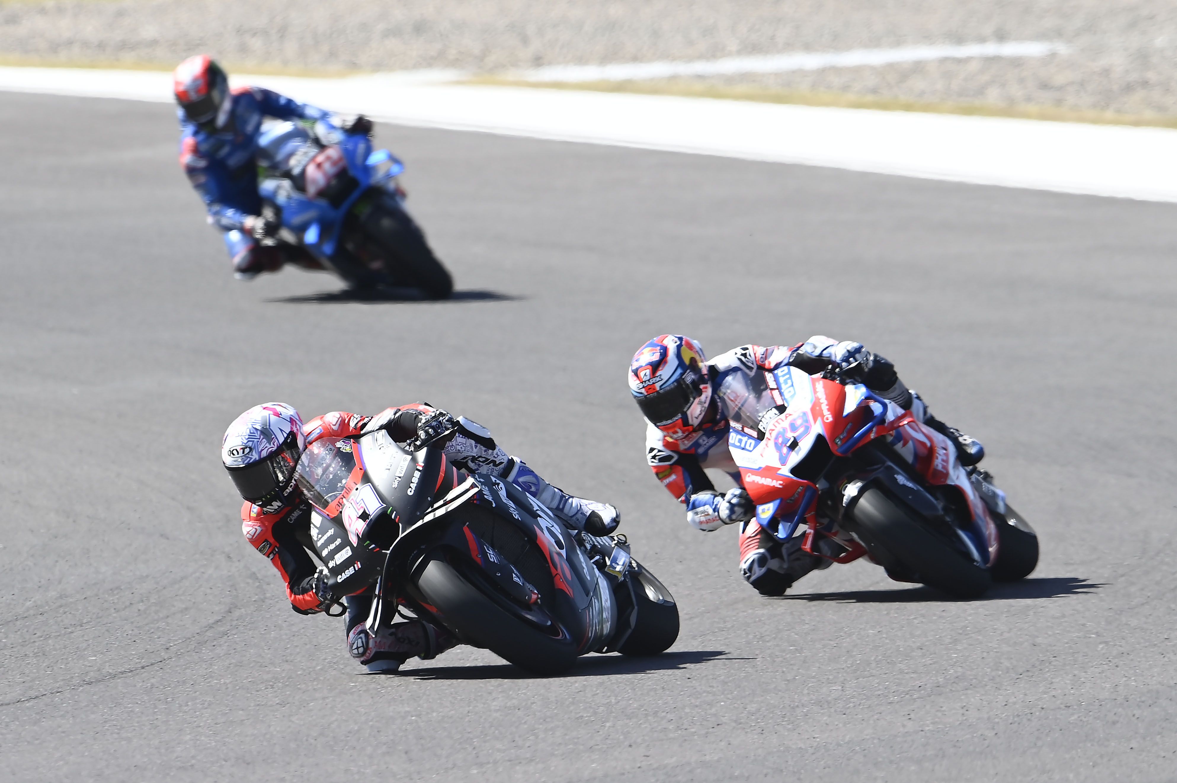 Aleix Espargaró con Jorge Martín pegado y Álex Rins detrás