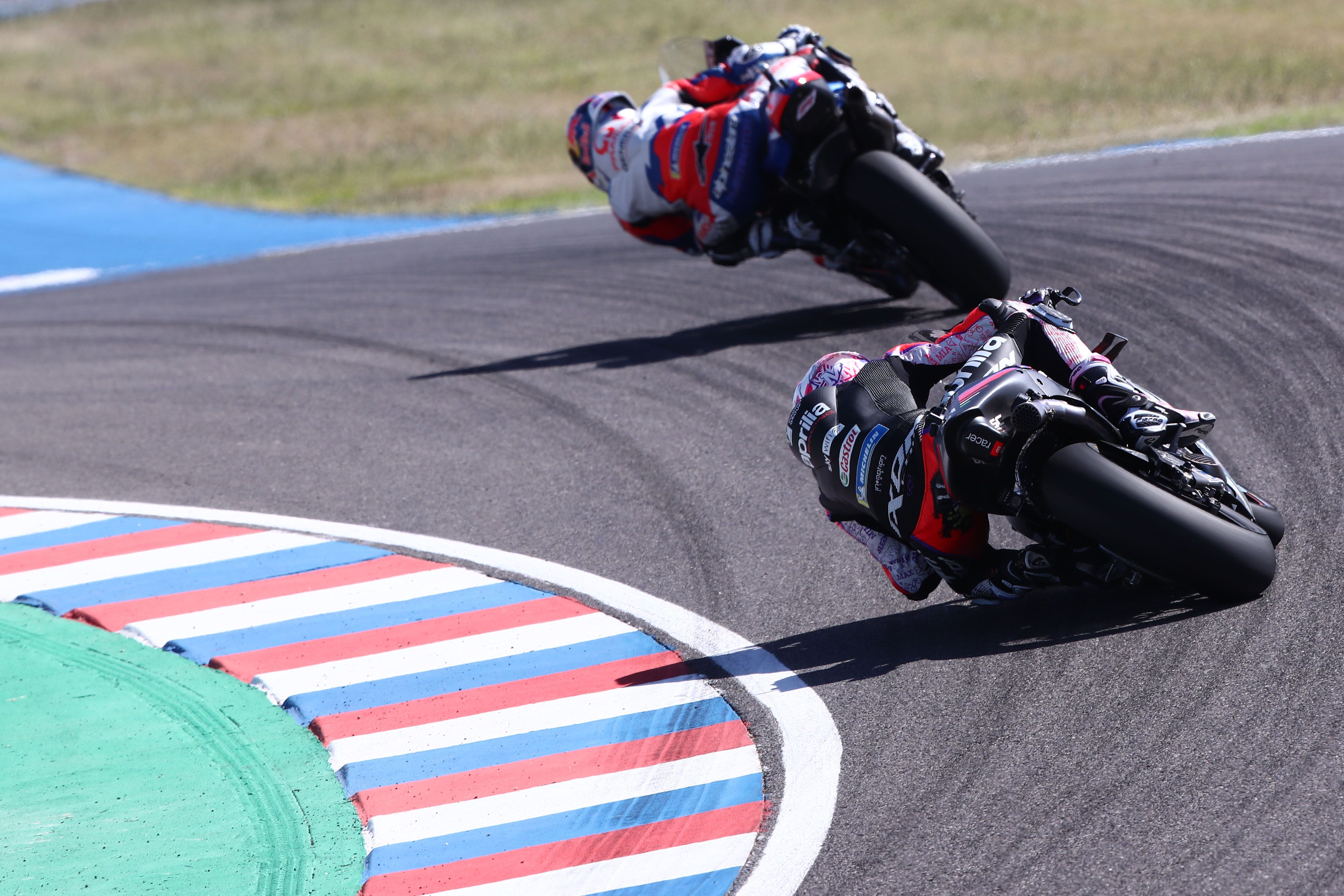 Aleix Espargaró persigue al líder Jorge Martín, MotoGP Argentina 2022