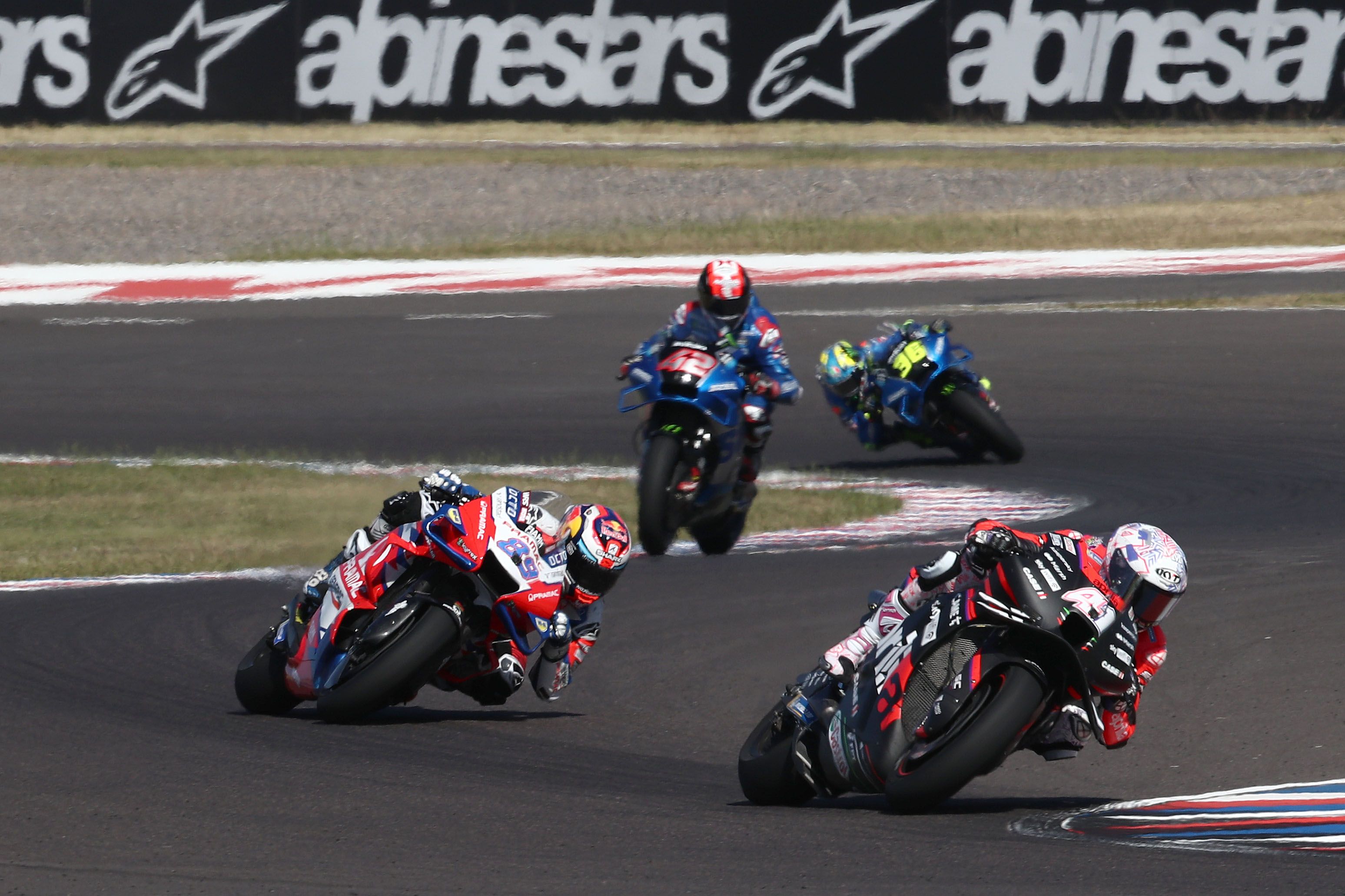 Aleix Espargaró se va de Jorge Martín, con Álex Rins y Joan Mir detrás, MotoGP Argentina 2022