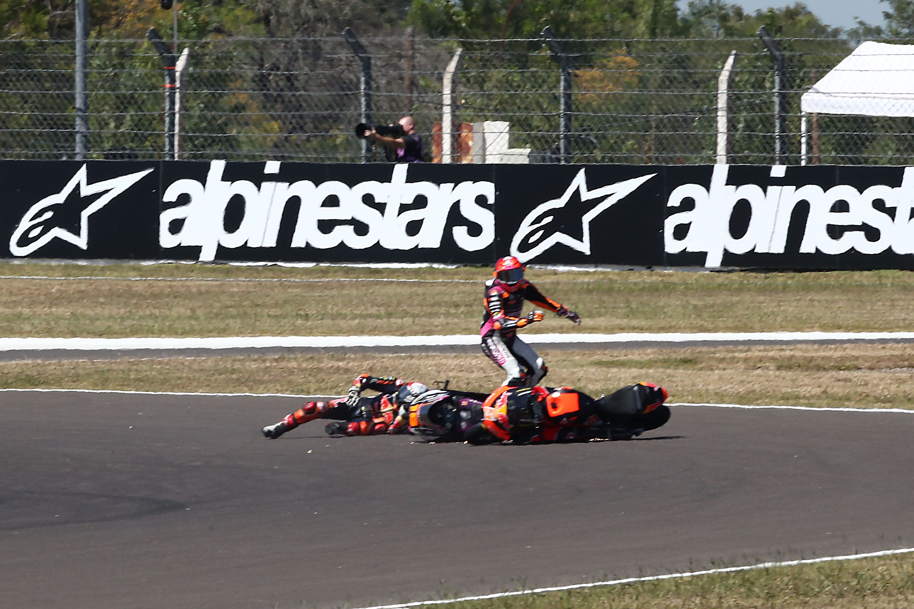 Andrea Migno y Jaume Masià se van al suelo, Moto3 Argentina 2022
