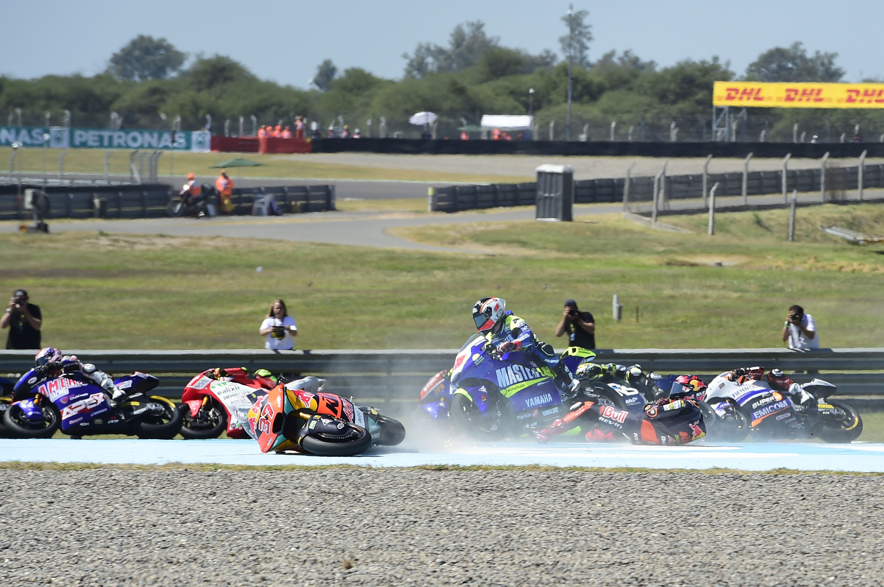 Augusto Fernández cae en la primera curva y Manu González le esquiva, Moto2 Argentina 2022