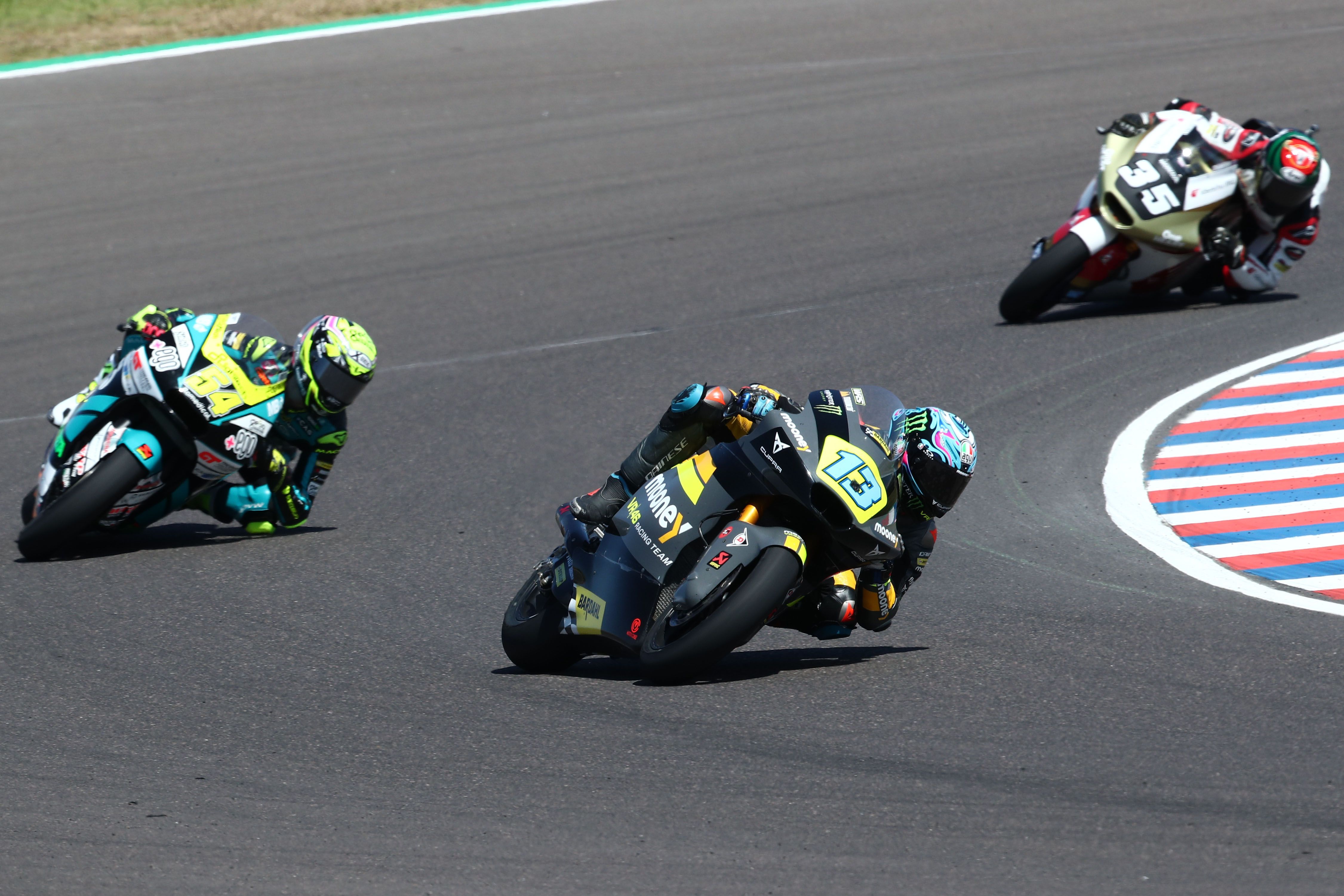 Celestino Vietti perseguido por Fermín Aldeguer y Somkiat Chantra, Moto2 Argentina 2022