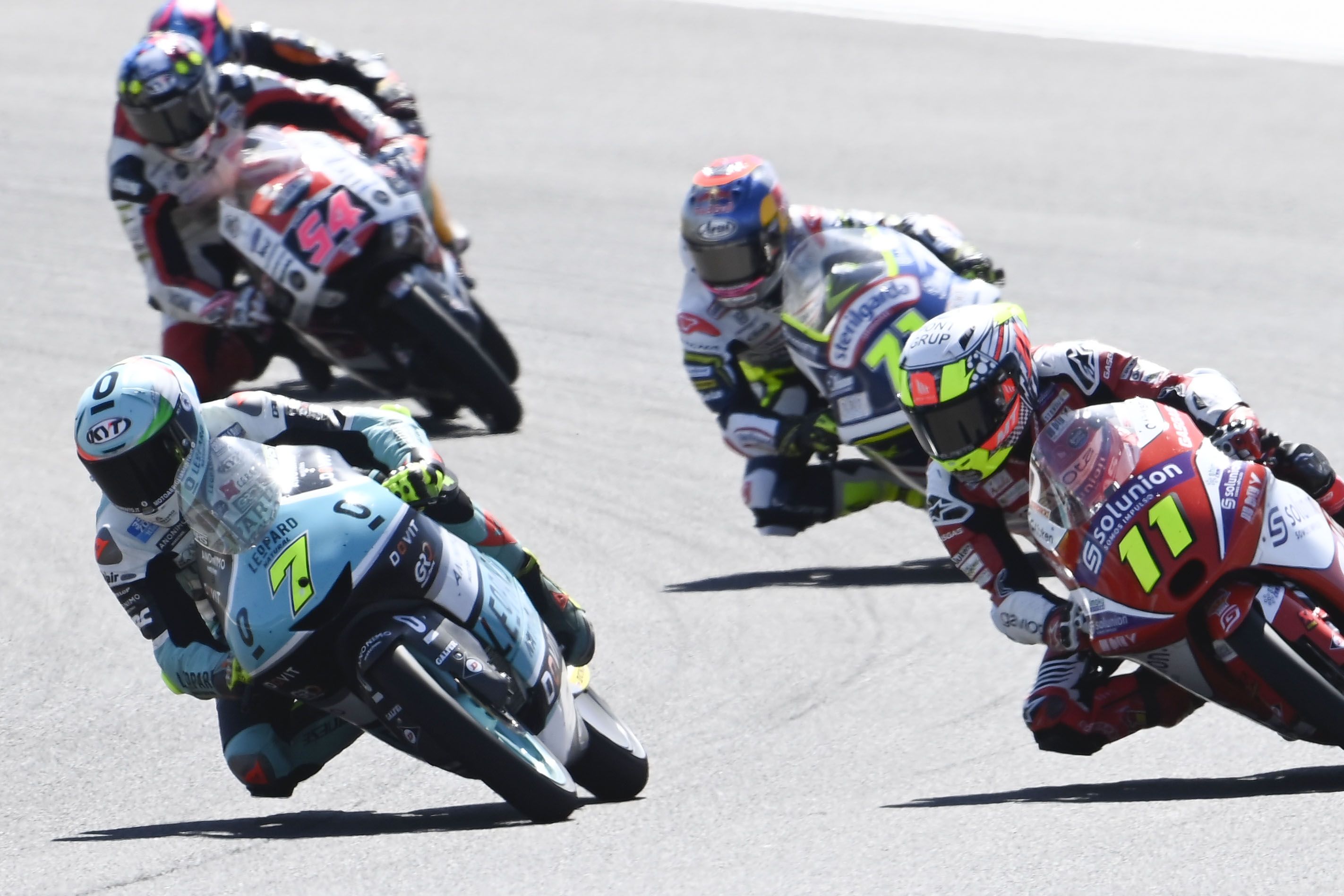 Dennis Foggia supera a Sergio García en presencia de Ayumu Sasaki, Moto3 Argentina 2022
