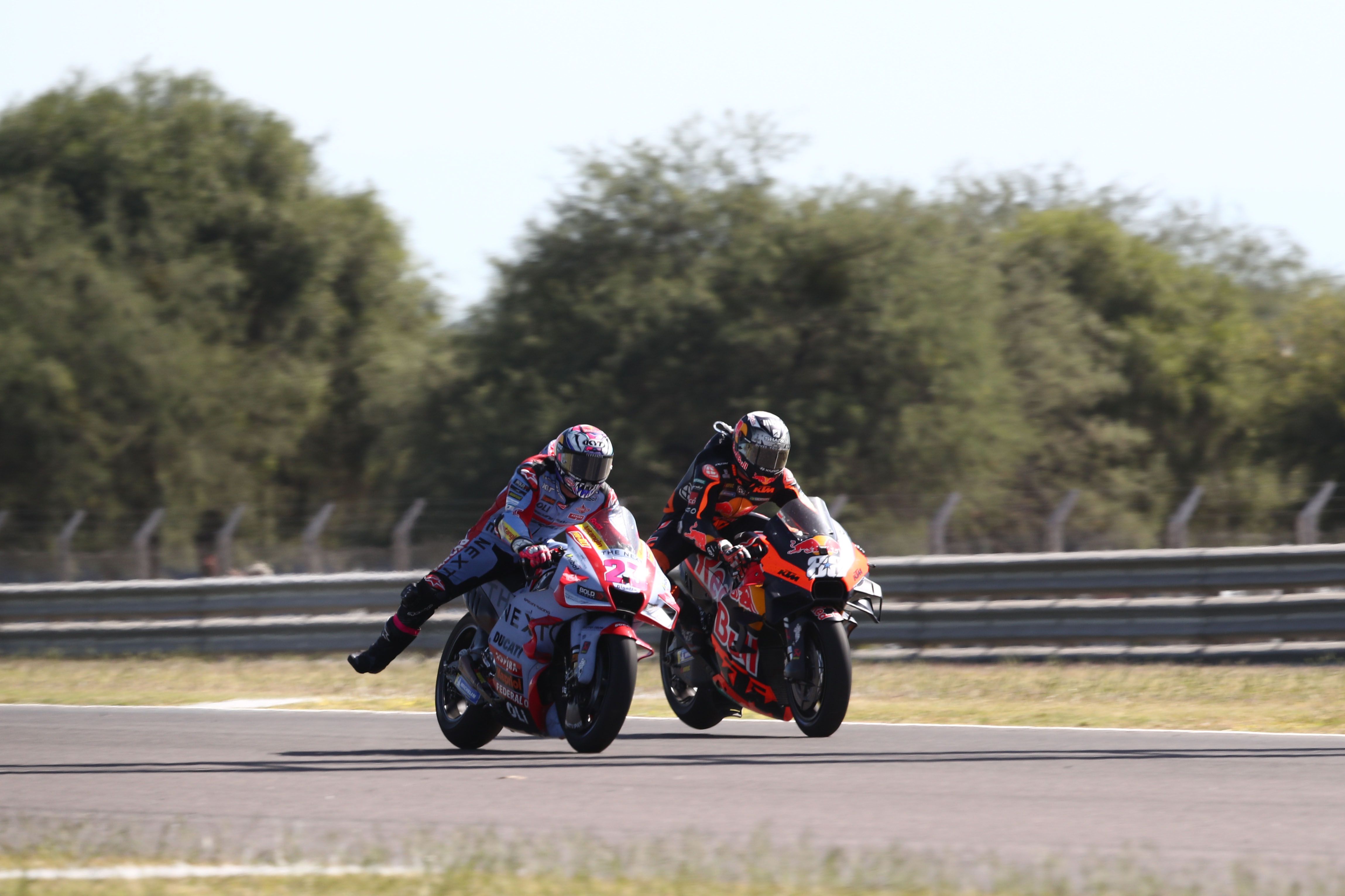 Enea Bastianini se mete por el interior a Miguel Oliveira, MotoGP Argentina 2022