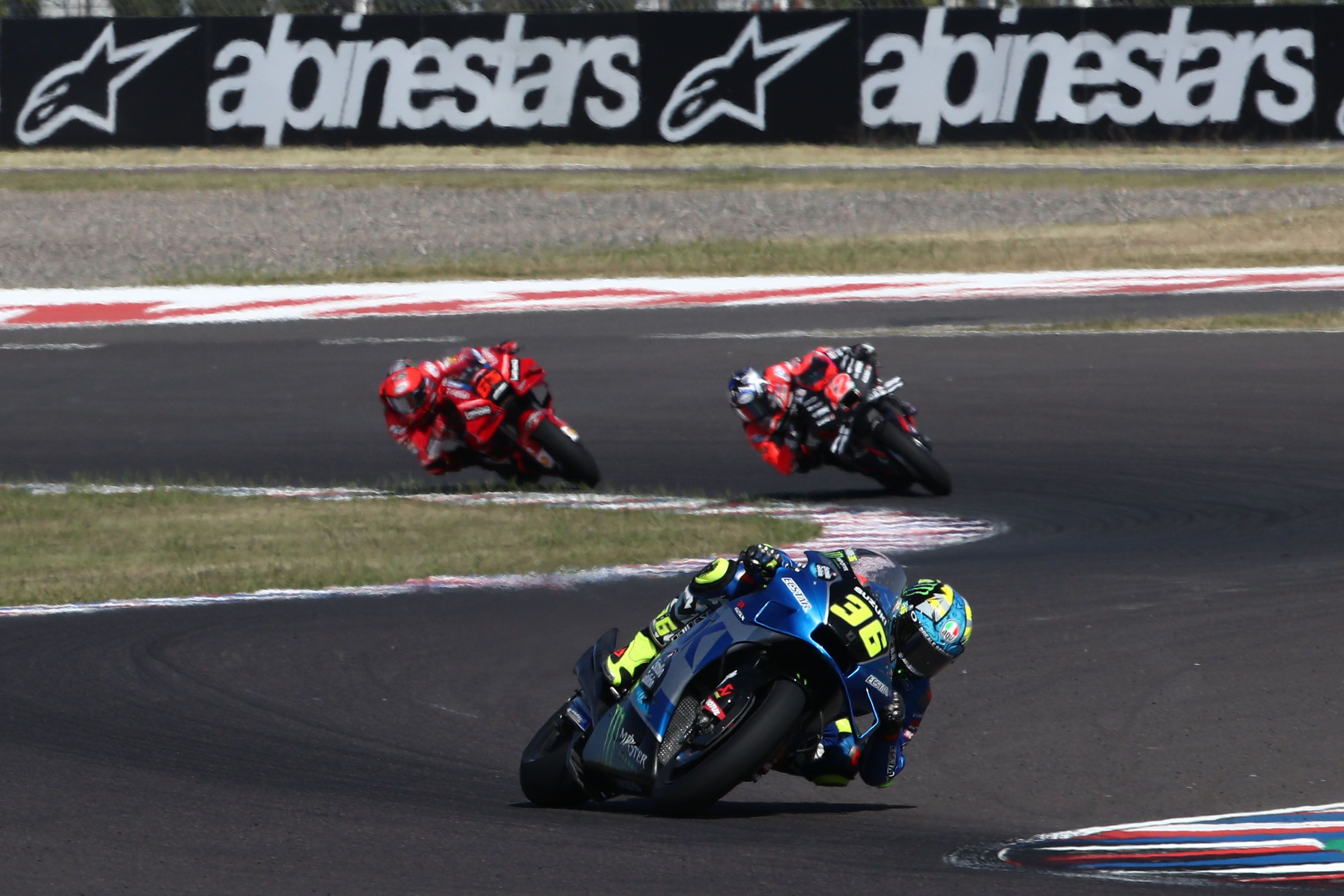 Joan Mir seguido en la distancia por Maverick Viñales y Pecco Bagnaia, MotoGP Argentina 2022