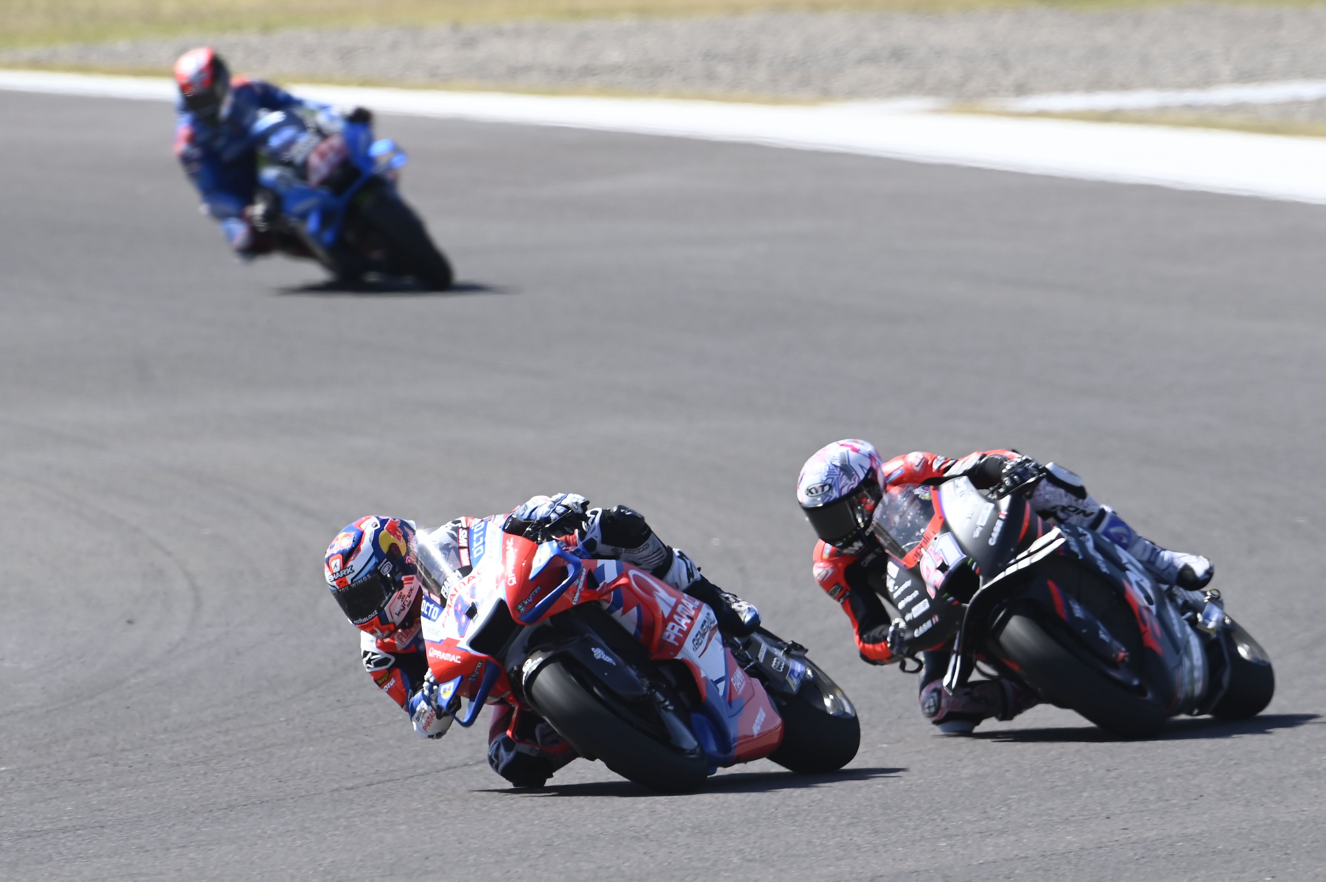 Jorge Martín intenta defenderse de Aleix Espargaró con Álex Rins al fondo