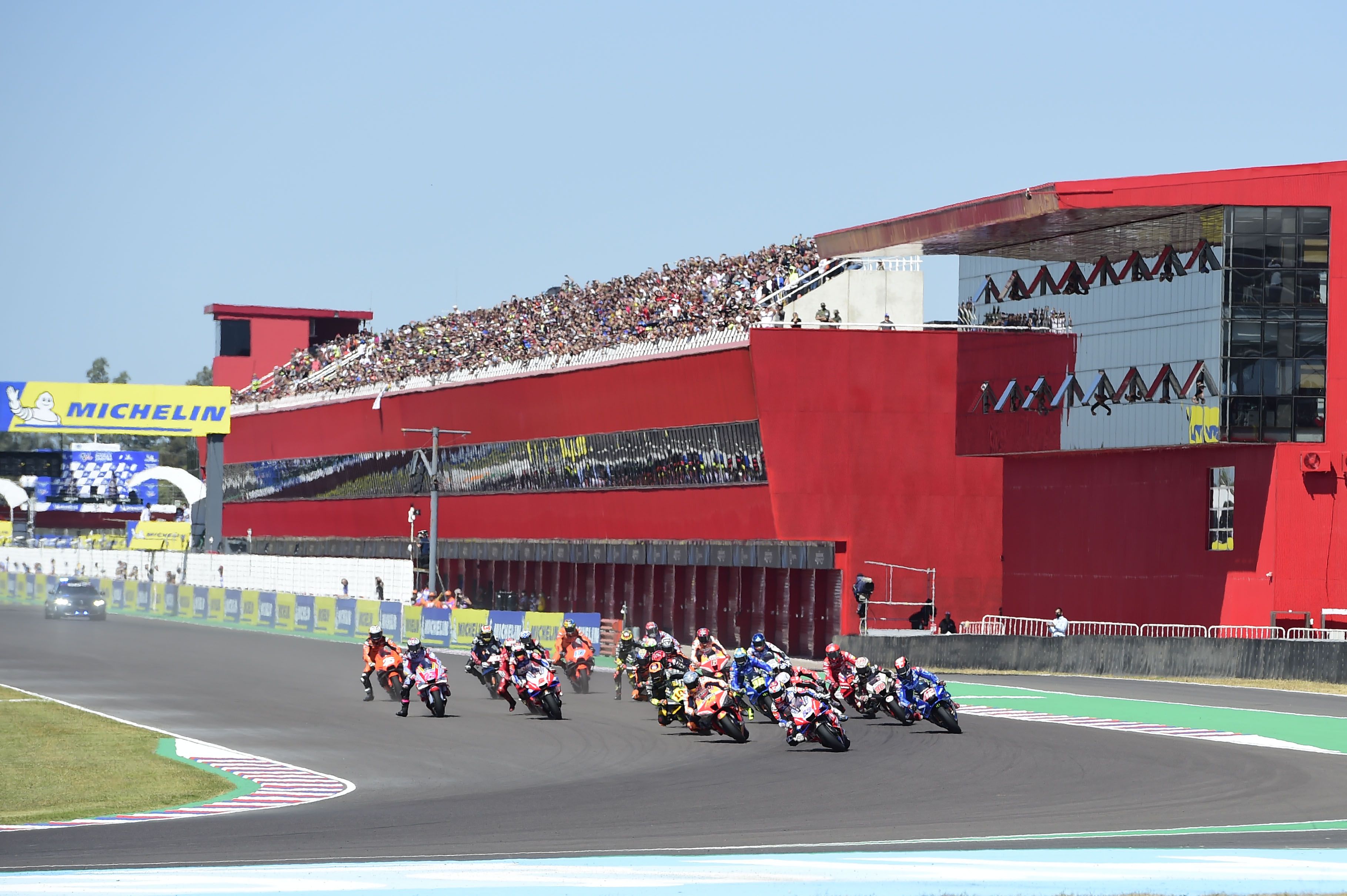Jorge Martín llega en cabeza a la primrea curva, MotoGP Argentina 2022