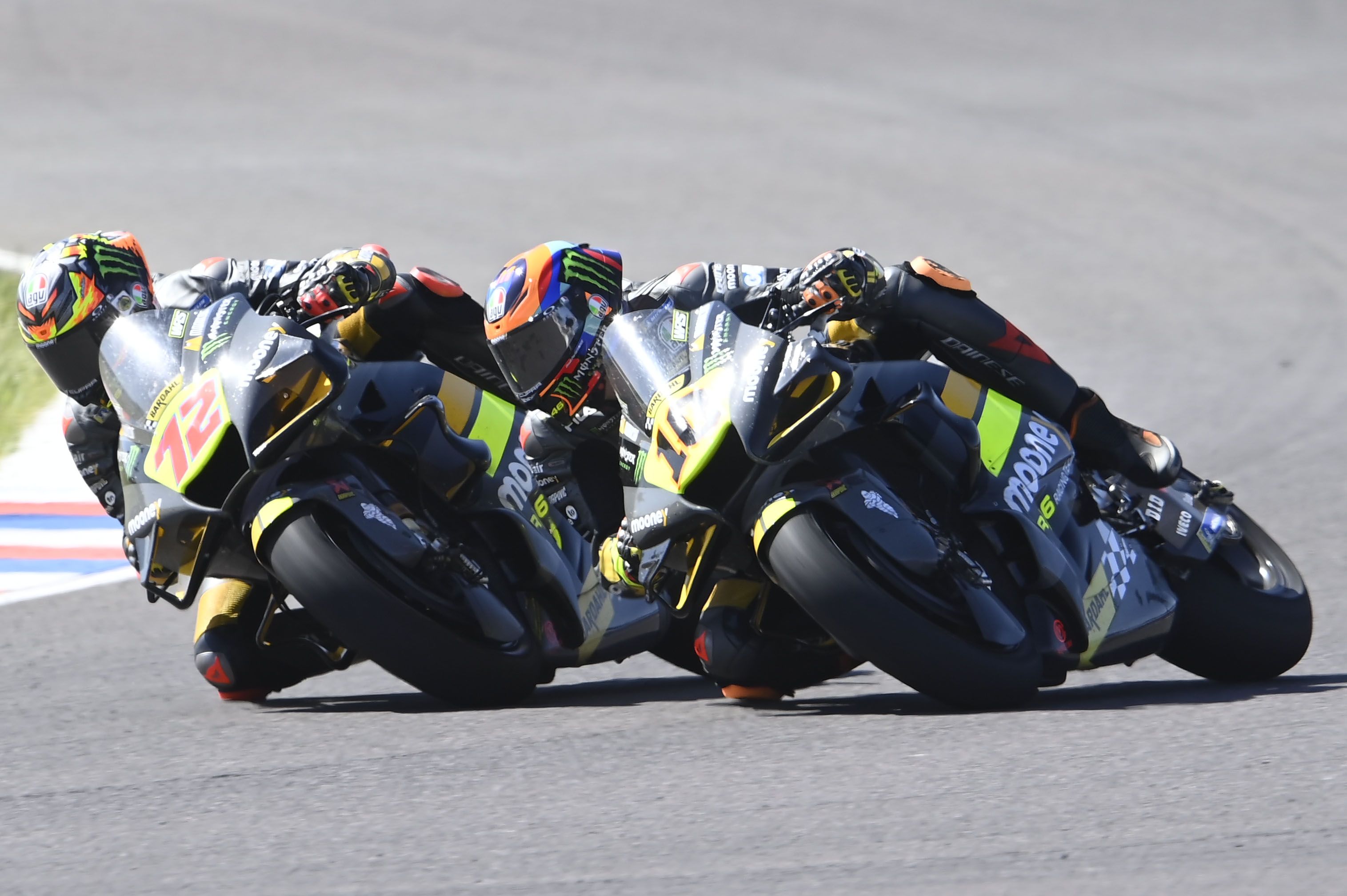 Marco Bezzecchi adelanta a su compañero Luca Marini, MotoGP Argentina 2022