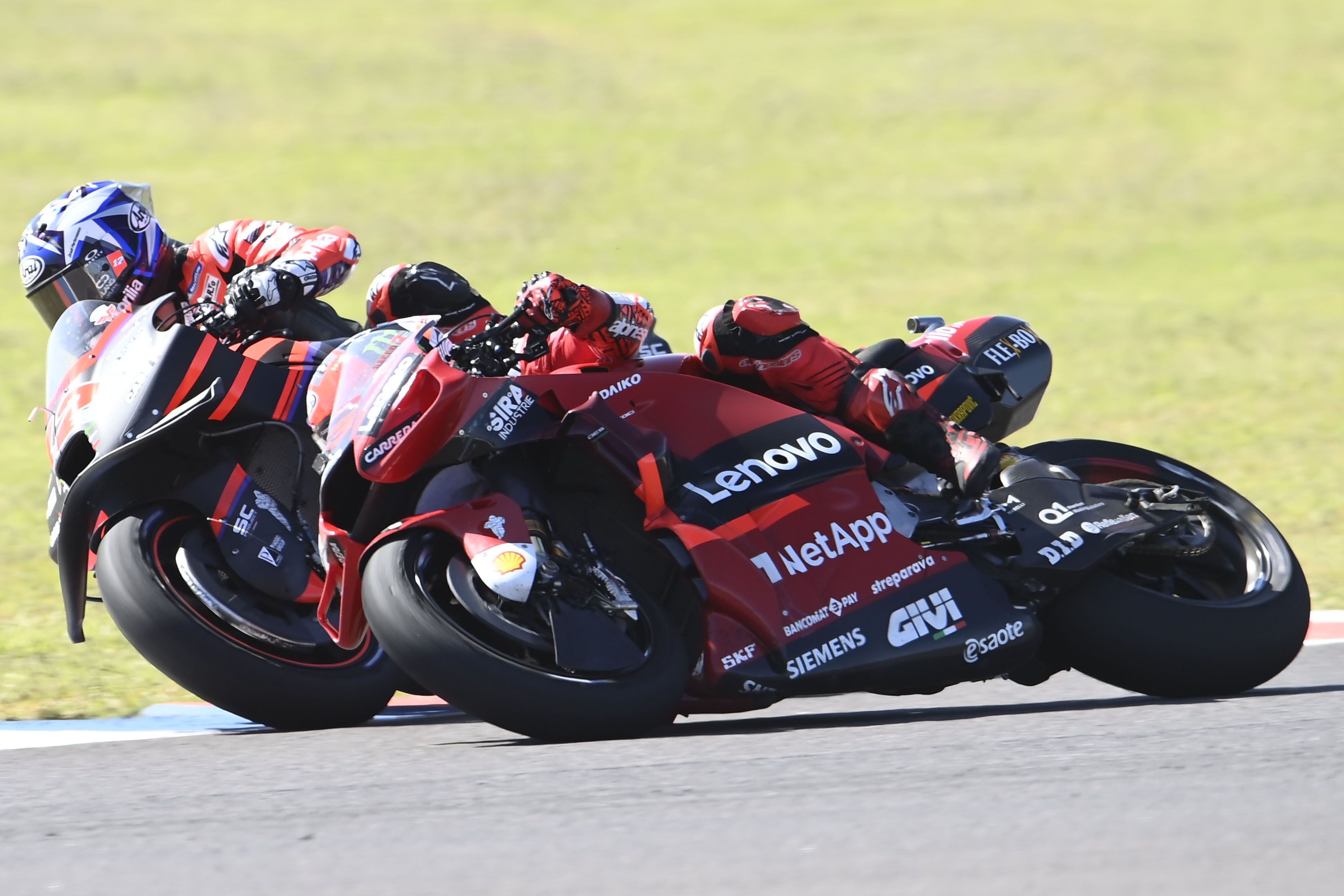 Maverick Viñales por el interior de Pecco Bagnaia, MotoGP Argentina 2022