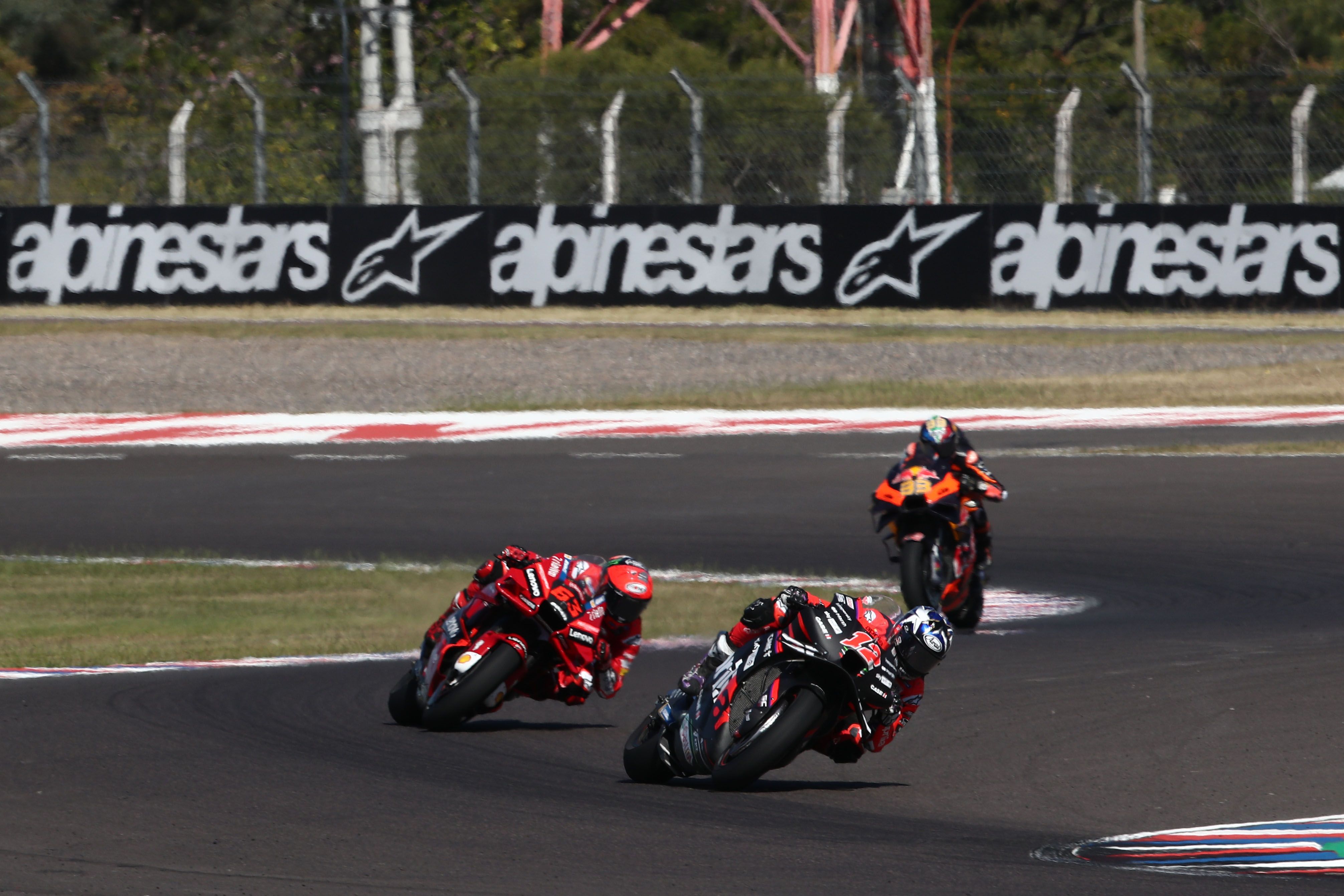 Maverick Viñales seguido por Pecco Bagnaia y Brad Binder