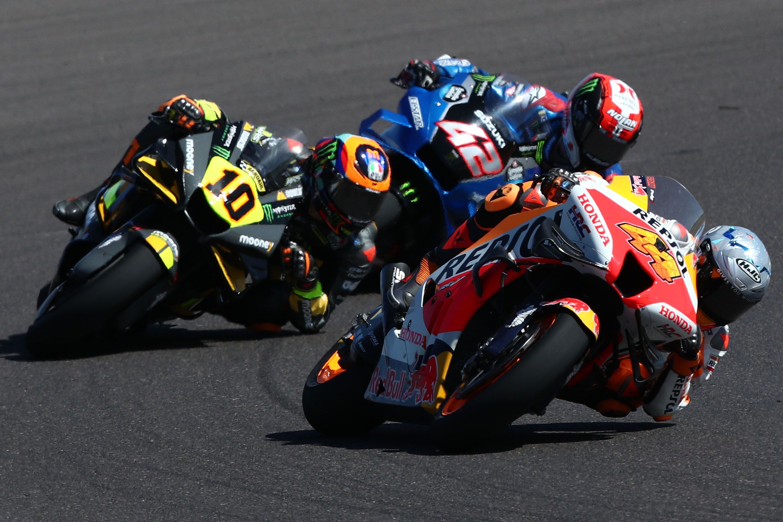 Pol Espargaró seguido por Luca Marini y Álex Rins, MotoGP Argentina 2022