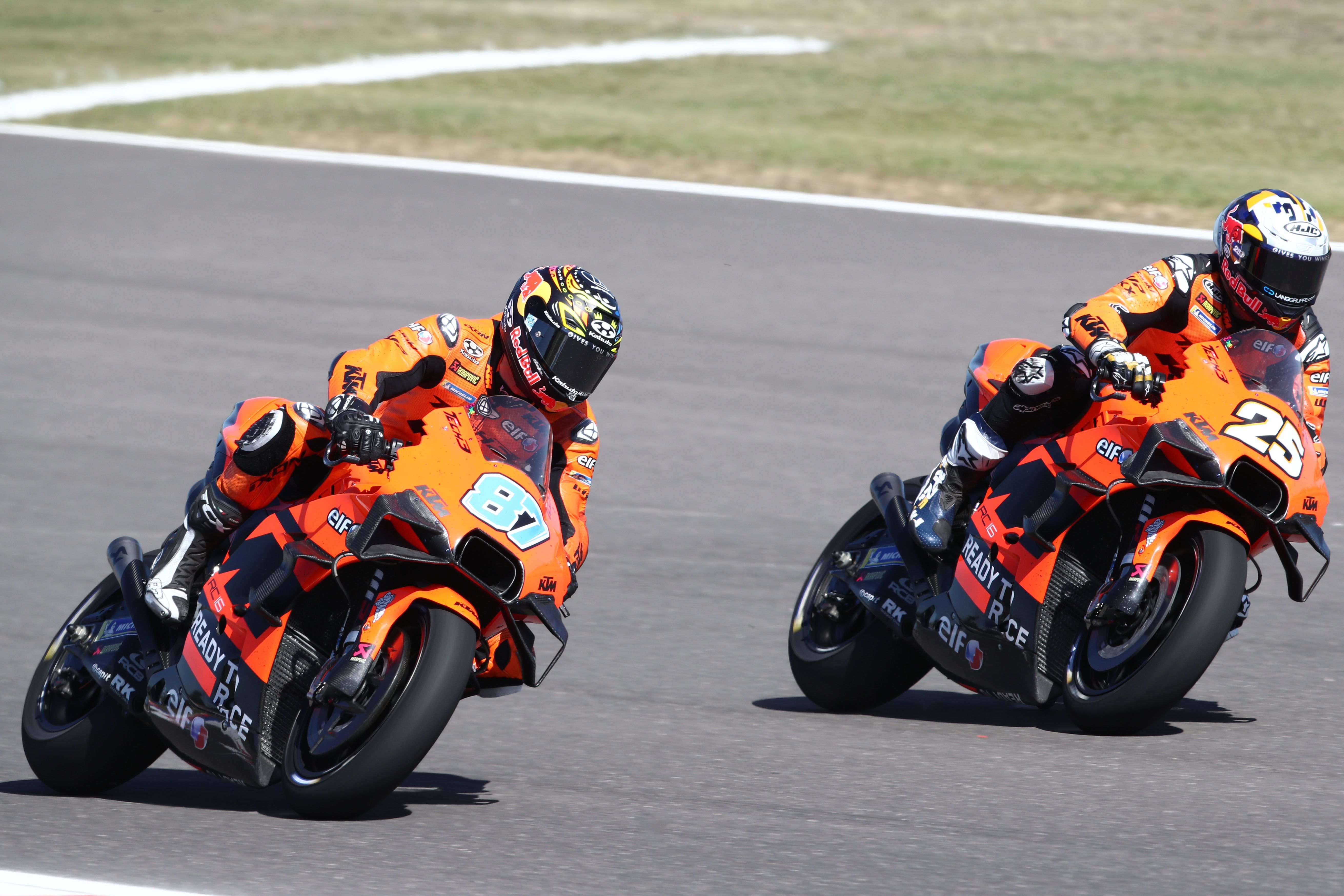 Raúl Fernández supera a su compañero Remy Gardner, MotoGP Argentina 2022
