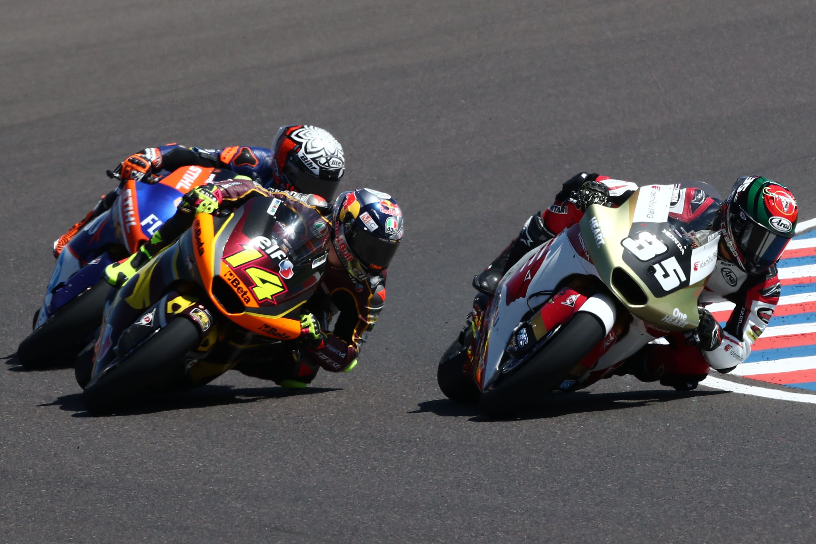 Somkiat Chantra delante de Tony Arbolino y Arón Canet, Moto2 Argentina 2022