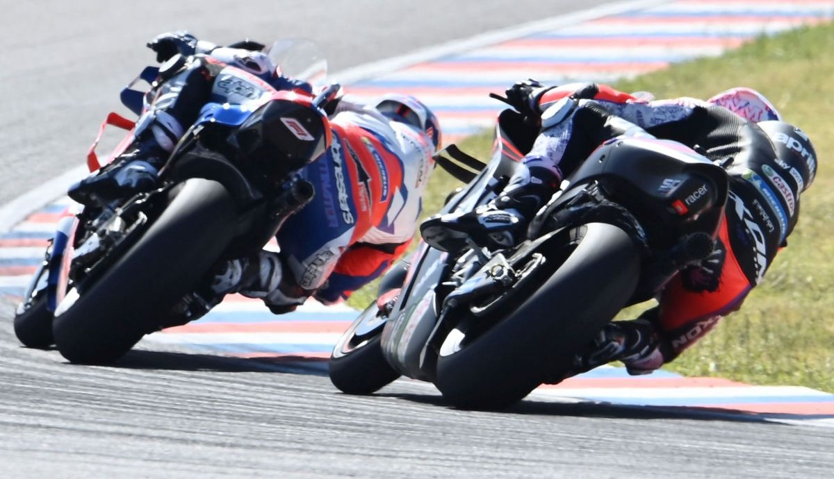 Aleix Espargaró prepara el adelantamiento sobre Jorge Martín Aleix Espargaró prepara el adelantamiento sobre Jorge Martín
