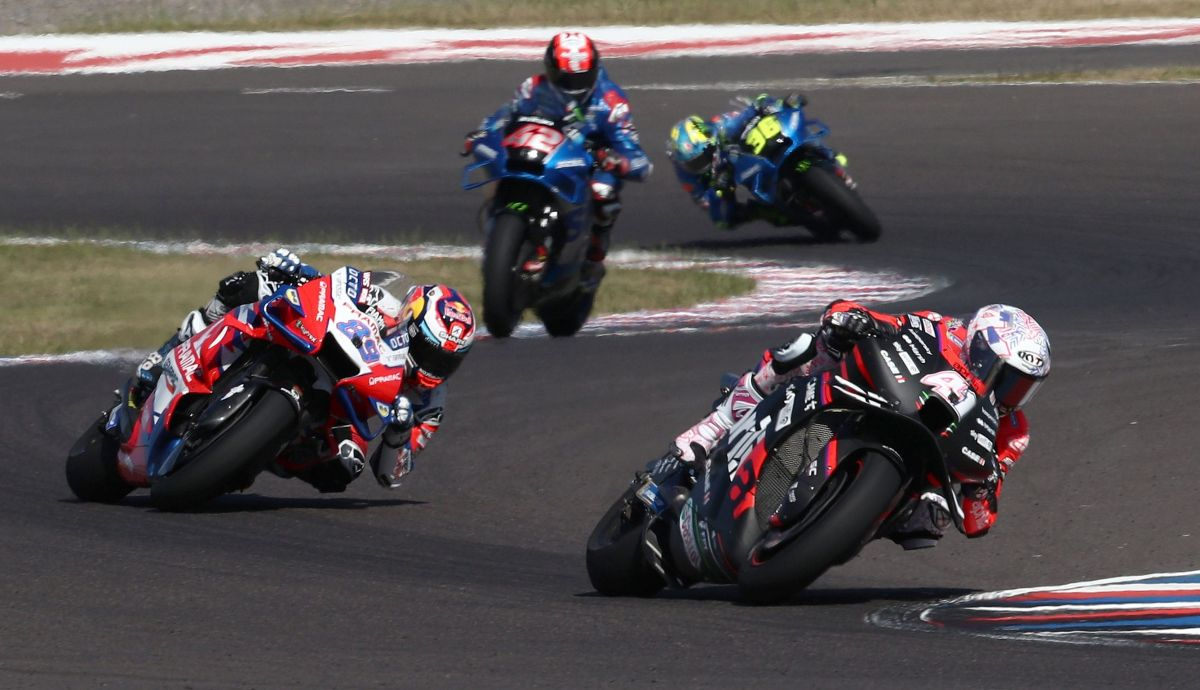 Aleix Espargaró se va de Jorge Martín, con Álex Rins y Joan Mir detrás, MotoGP Argentina 2022 Aleix Espargaró se va de Jorge Martín, con Álex Rins y Joan Mir detrás, MotoGP Argentina 2022