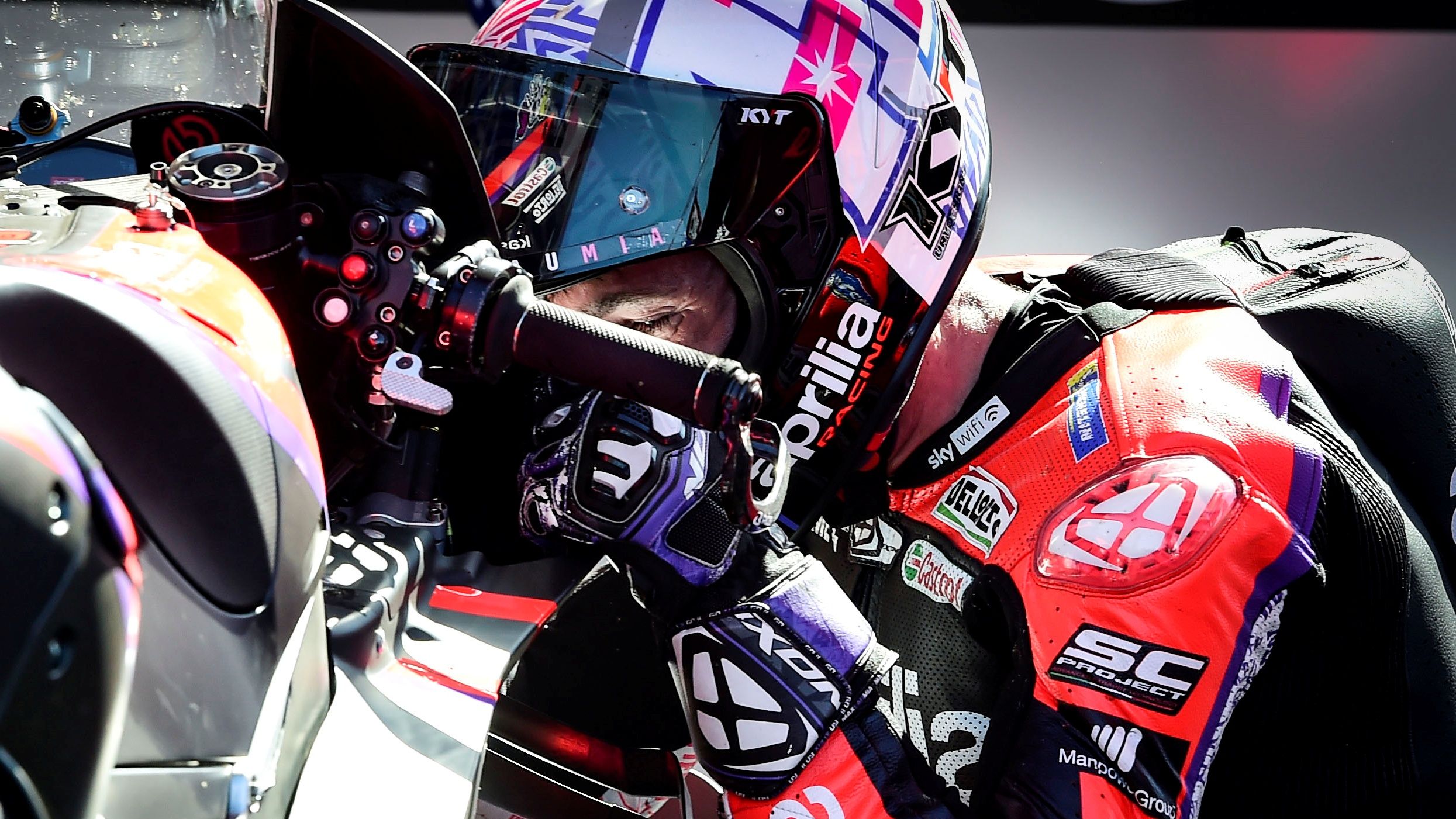 Aleix Espargaró junto a su Aprilia RS GP tras lograr su primer triunfo en MotoGP en Argentina 2022