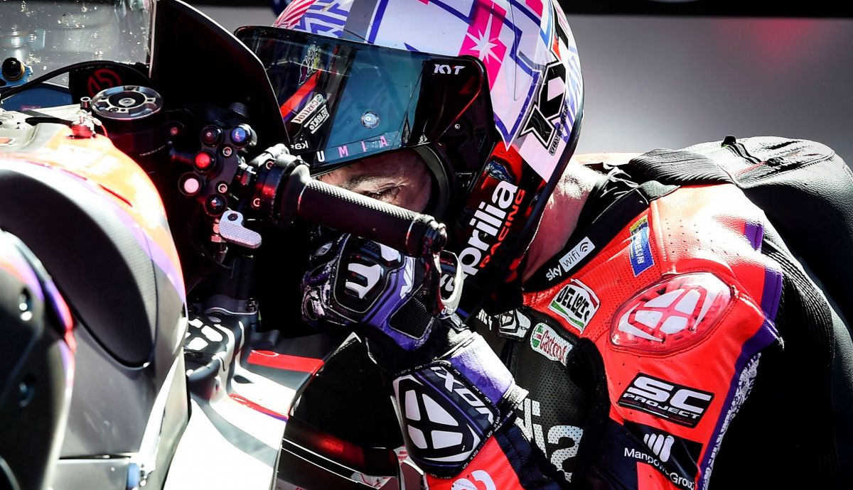 Aleix Espargaró junto a su Aprilia RS GP tras lograr su primer triunfo en MotoGP en Argentina 2022 Aleix Espargaró junto a su Aprilia RS GP tras lograr su primer triunfo en MotoGP en Argentina 2022