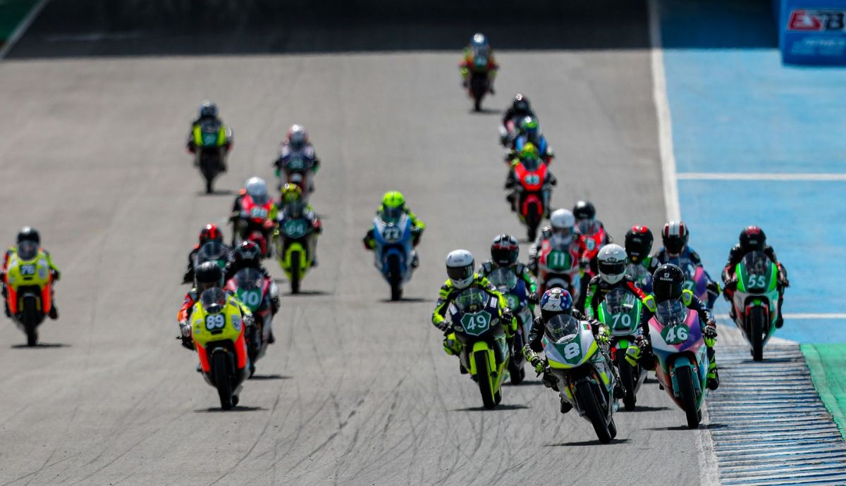 Nikola Miroslavov sale como líder de Moto4 tras ganar una de las dos carreras en Jerez
