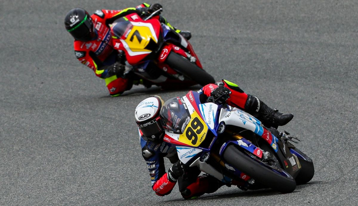 Óscar Gutiérrez se escapa de Maxi Scheib rumbo al doblete en Jerez