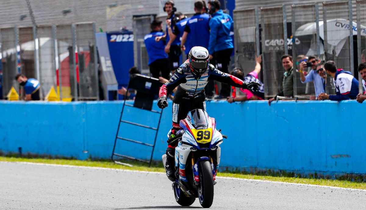 Óscar Gutiérrez celebra su victoria en la primera carrera