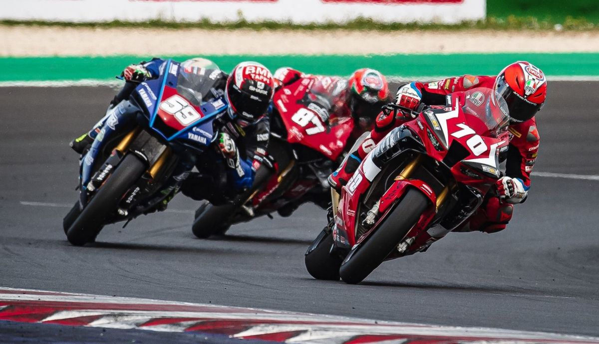 Luca Vitali seguido por Niccolò Canepa y Lorenzo Zanetti Luca Vitali seguido por Niccolò Canepa y Lorenzo Zanetti