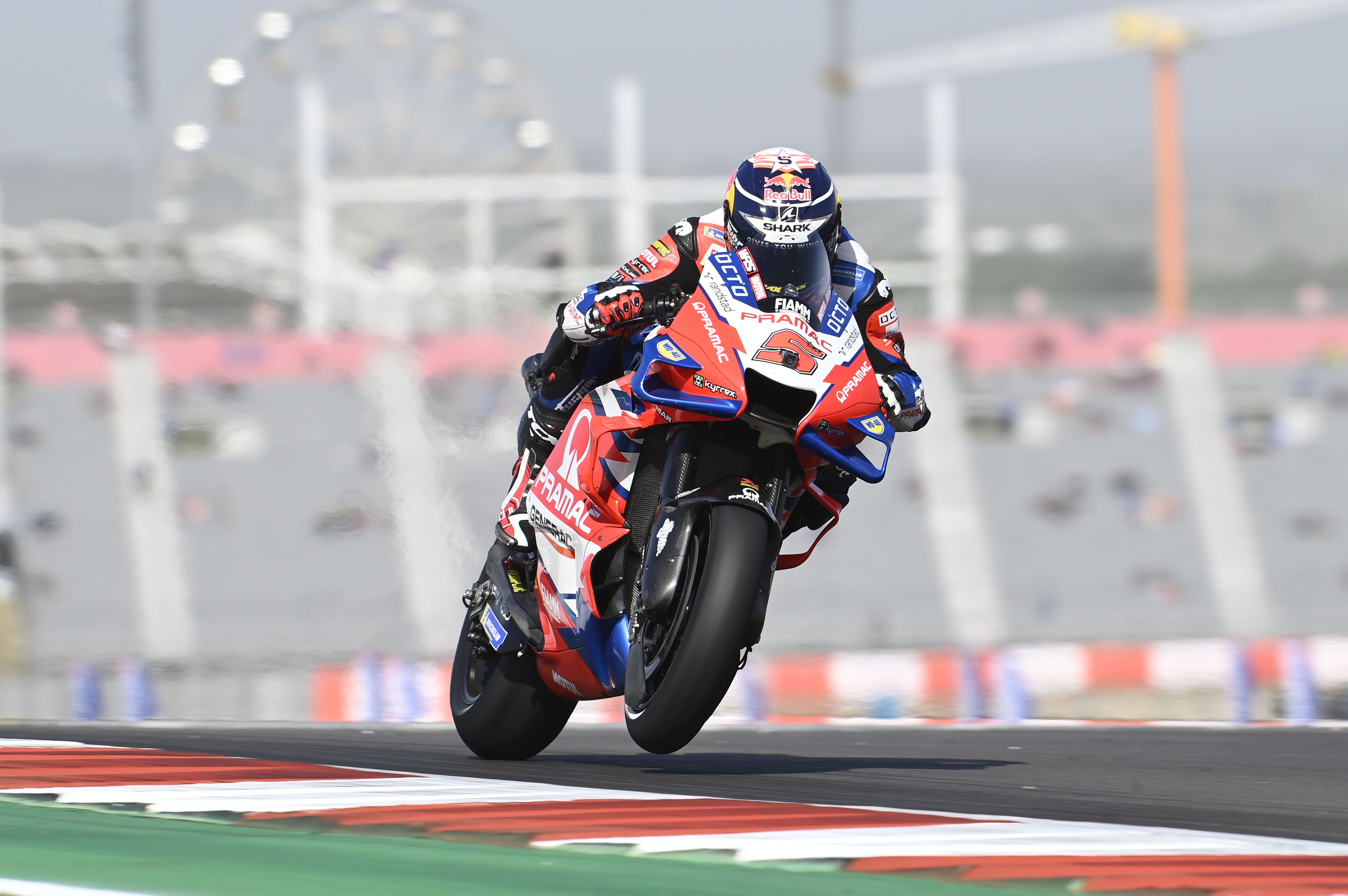 Johann Zarco vuela en el retorno sonriente de Marc Márquez