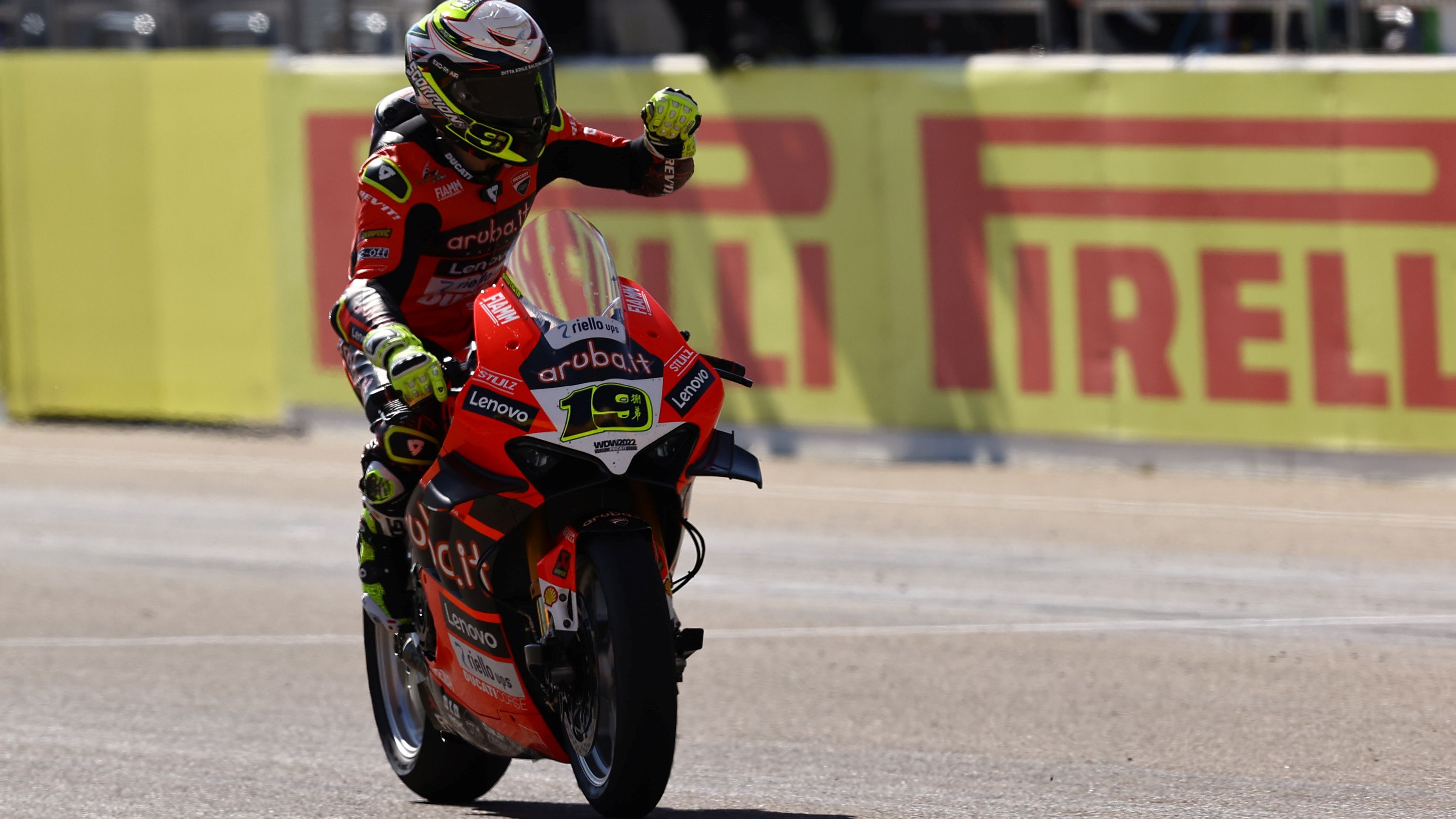 Álvaro Bautista ha ganado las dos carreras del domingo en Aragón