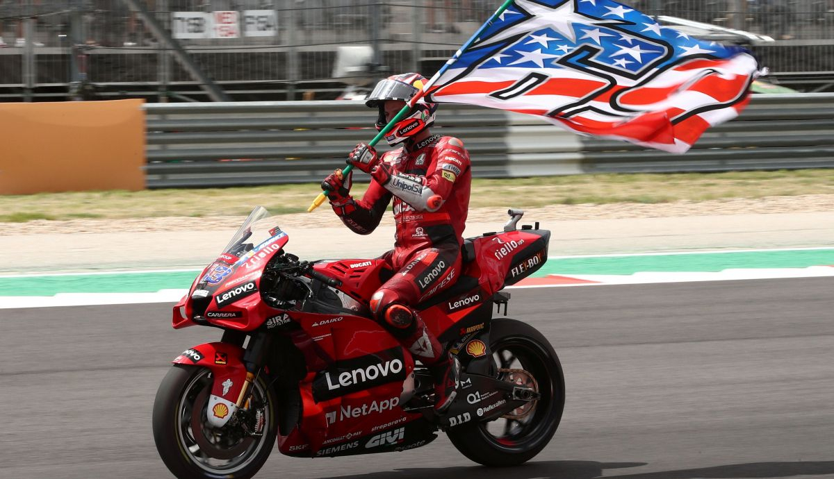 Jack Miller celebra el podio honrando a Nicky Hayden Jack Miller celebra el podio honrando a Nicky Hayden