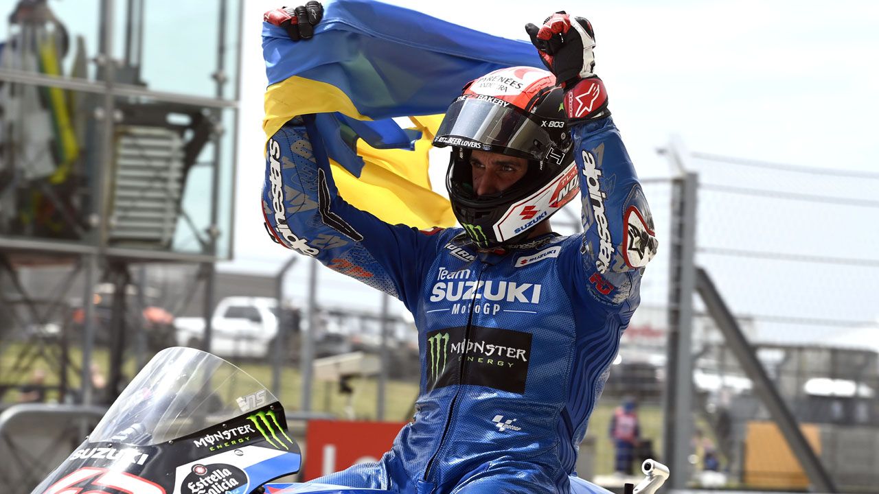 Álex Rins ha dado la vuelta de celebración con la bandera ucraniana.