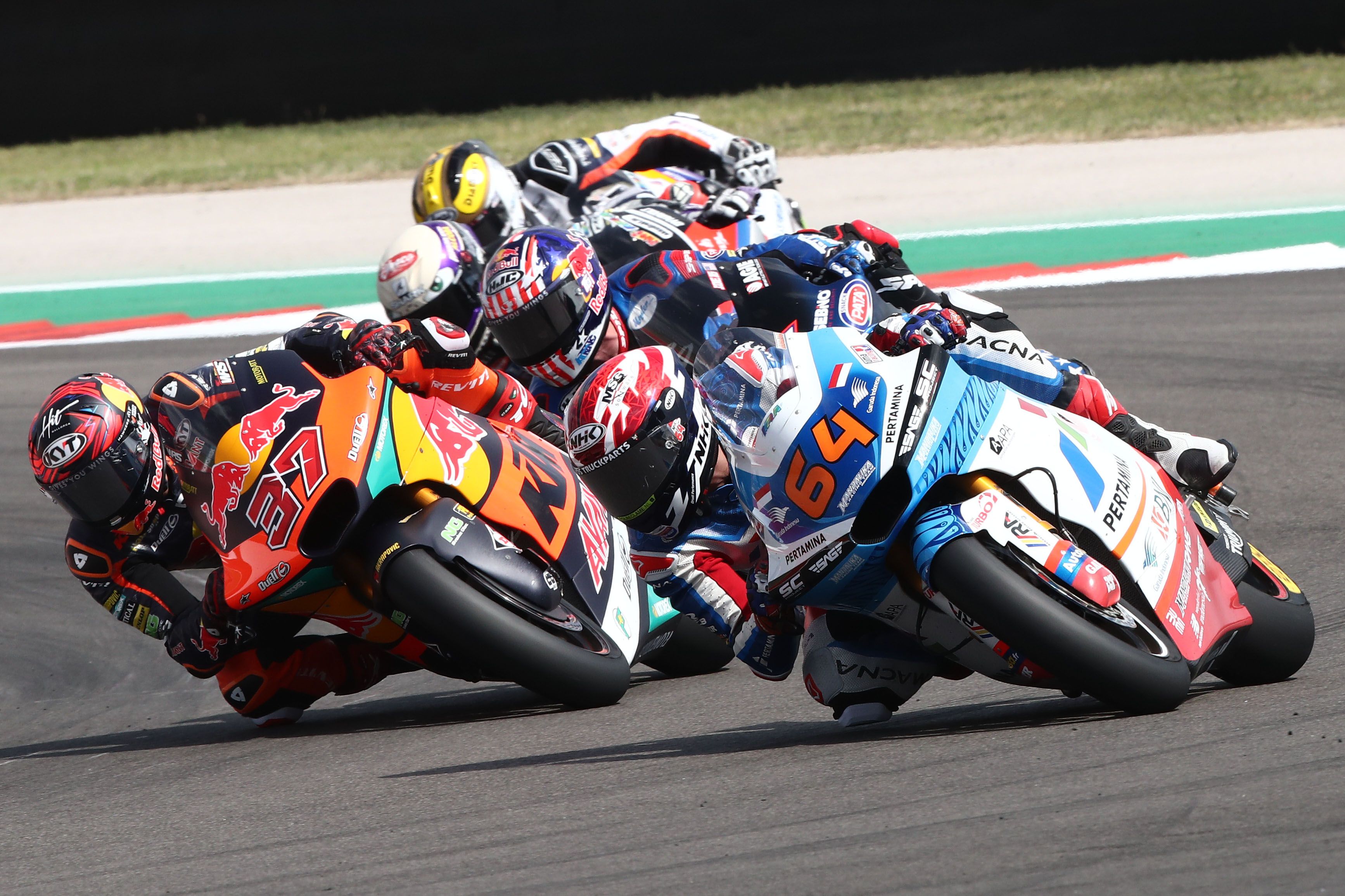 Augusto Fernández supera a Bo Bendsneyder ante Joe Roberts, Moto2 Américas 2022