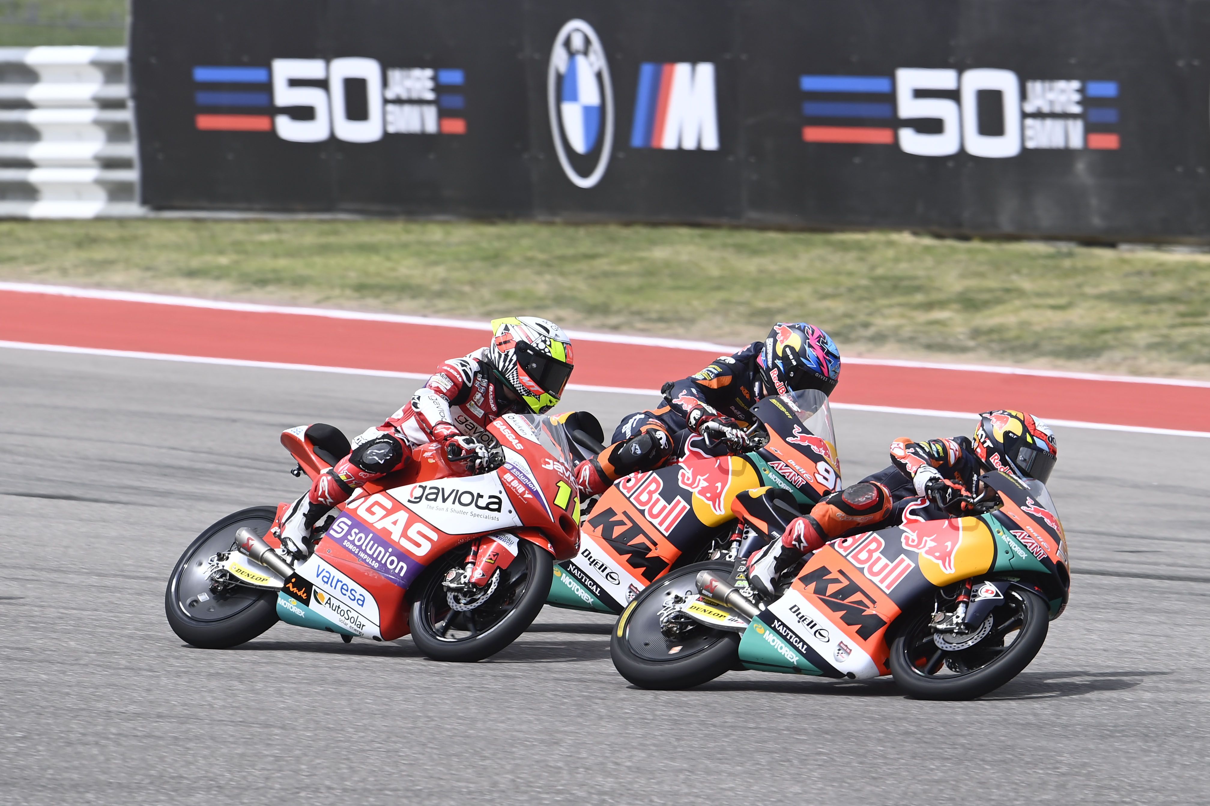 Dani Holgado se mete por el interior a Jaume Masià y Sergio García, Moto3 Américas 2022