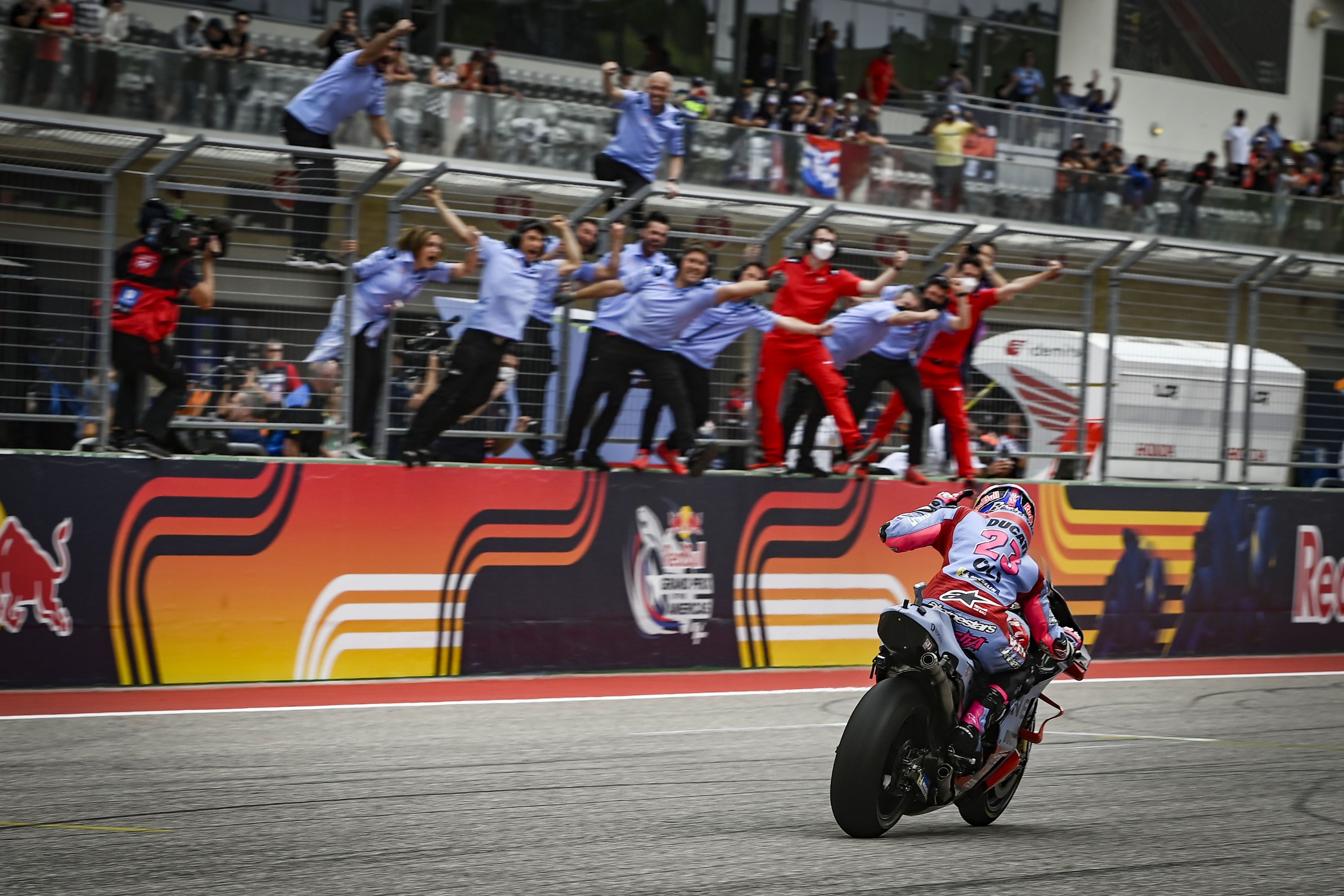 El Gresini Racing celebra la victoria de Enea Bastianini cruzando la meta, MotoGP Américas 2022