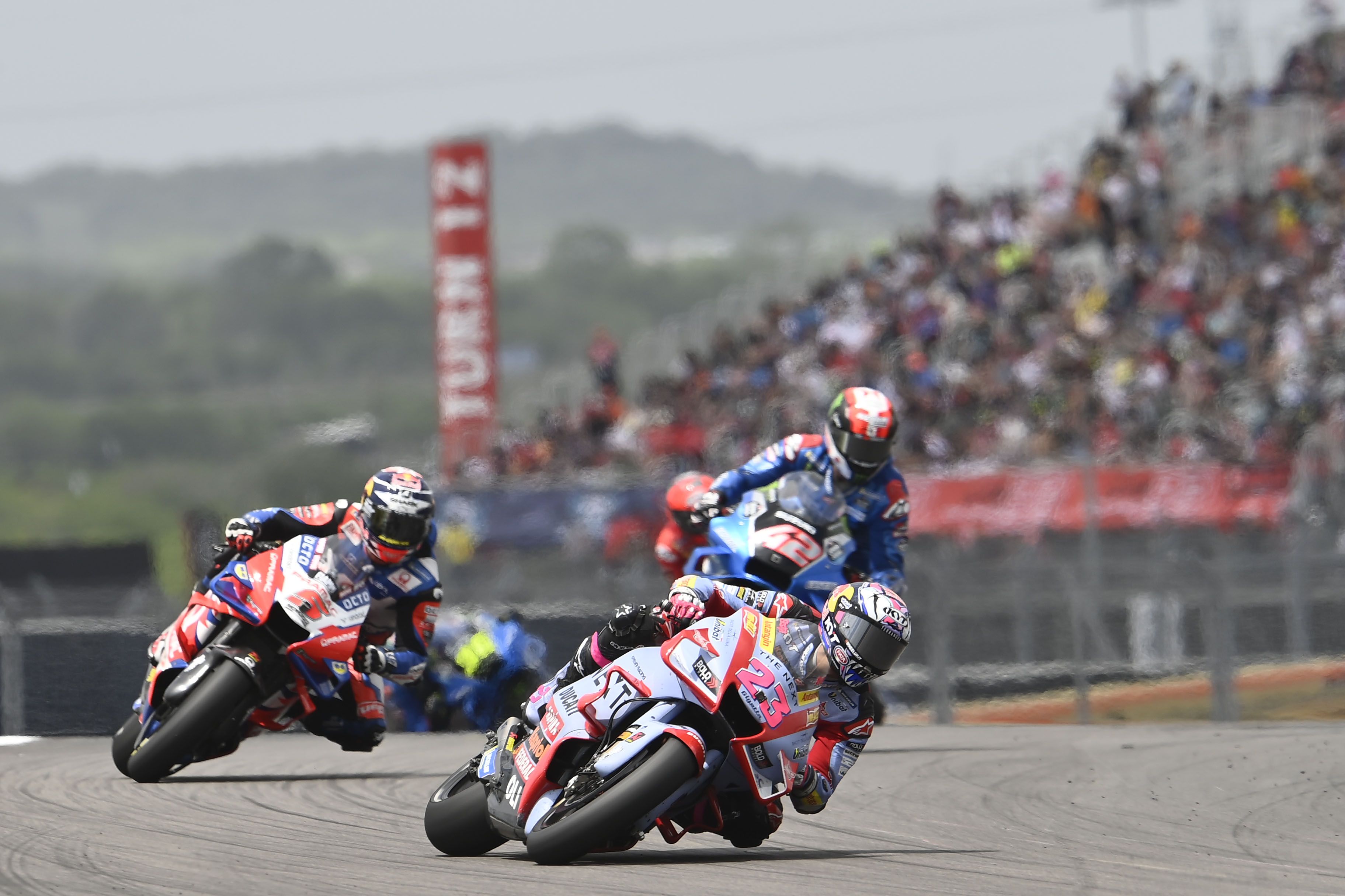 Enea Bastianini delante de Johann Zarco y Joan Mir, MotoGP Américas 2022
