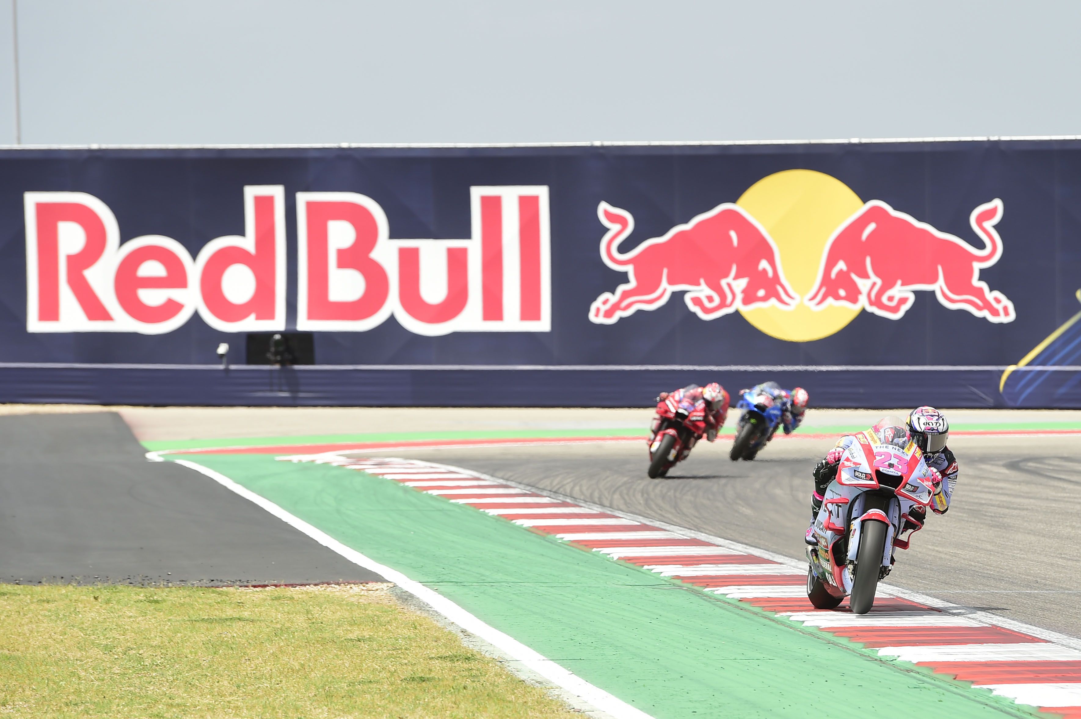 Enea Bastianini se escapa de Jack Miller y Álex Rins, MotoGP Américas 2022